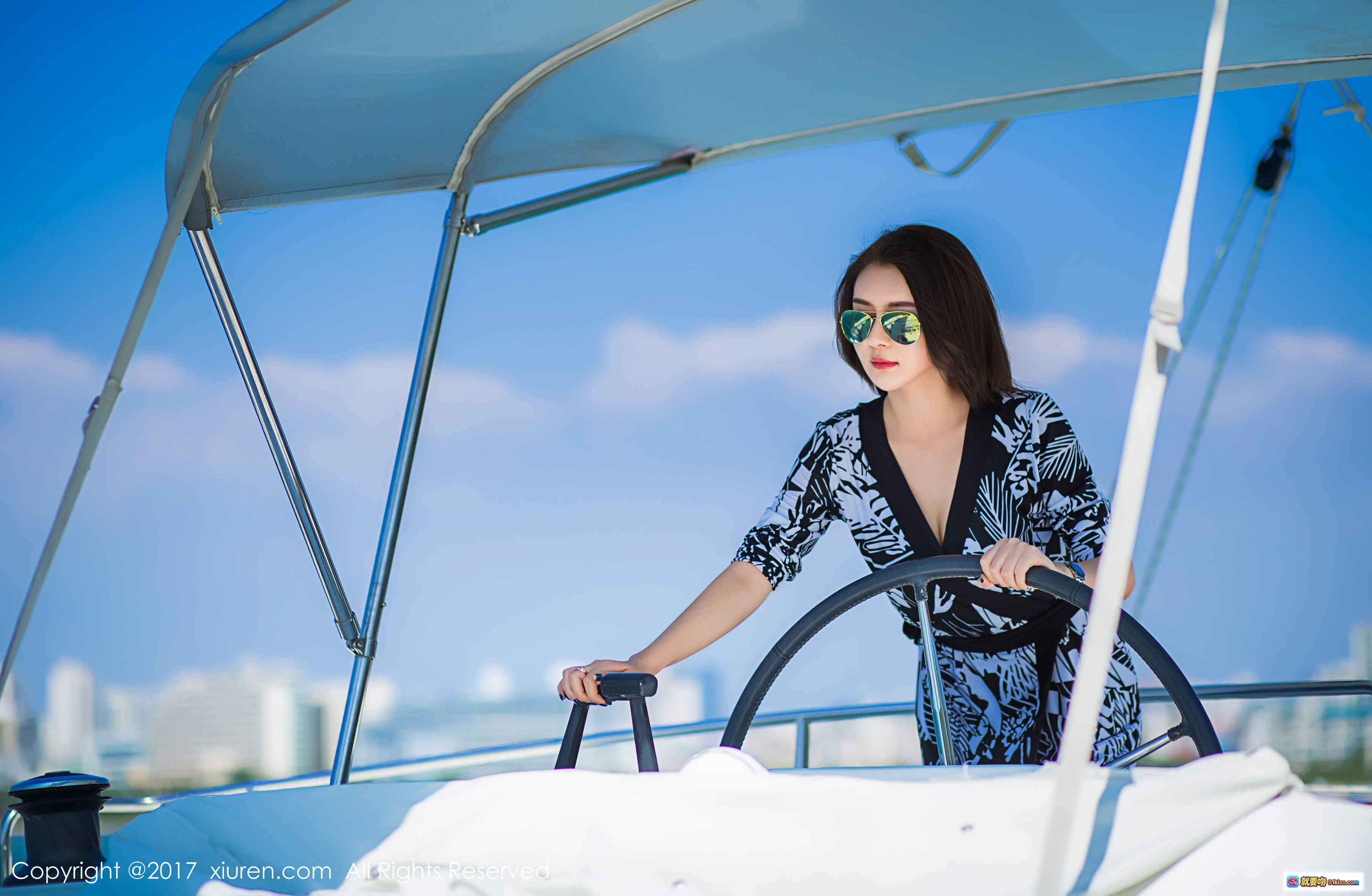 图片[1] - 廿十驾帆船出海写真 | 时尚墨镜+印花连衣裙 | 海天一色背景 | XIUREN秀人网2017精选美图 - 就要吻
