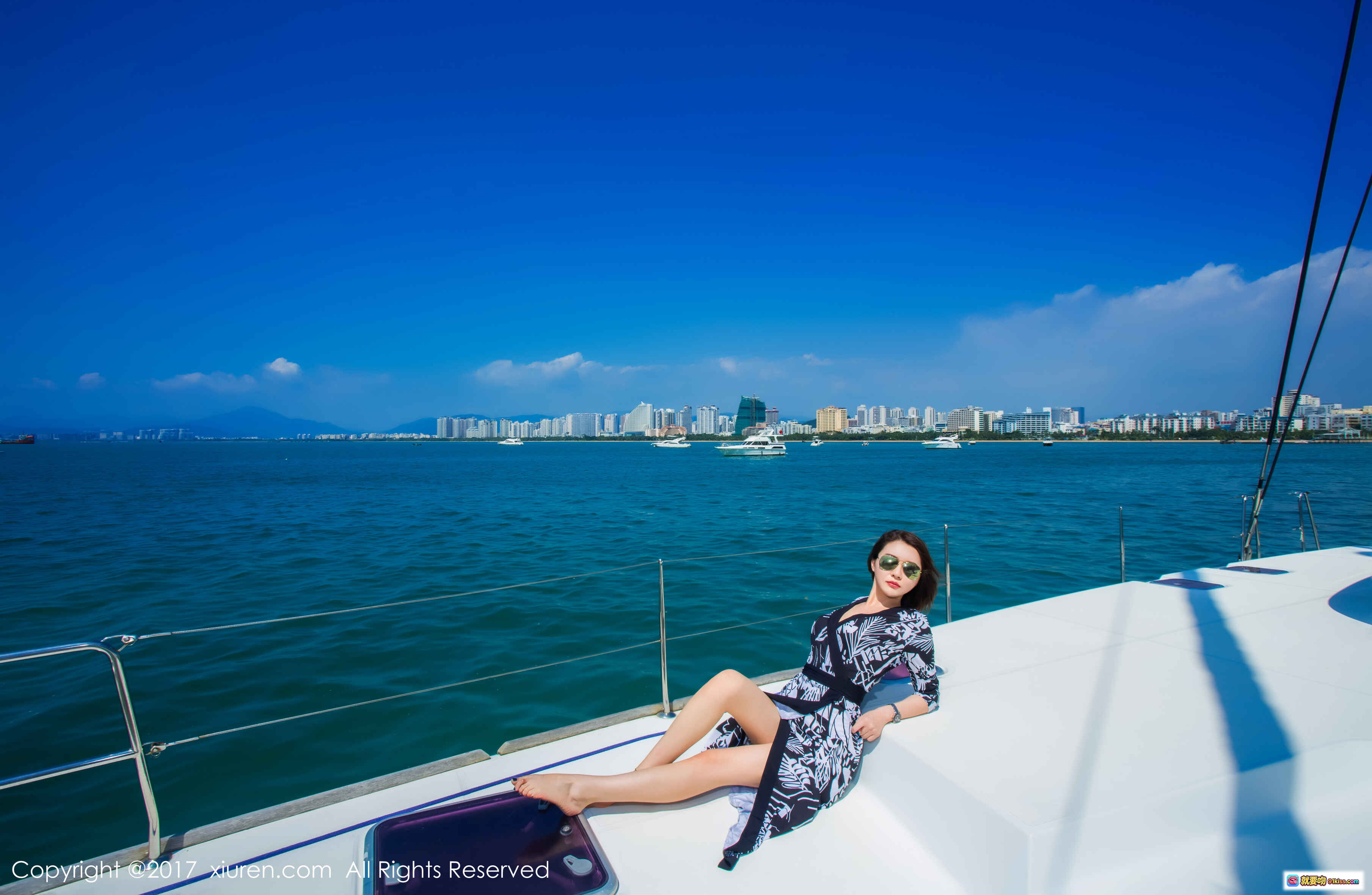 图片[10] - 廿十驾帆船出海写真 | 时尚墨镜+印花连衣裙 | 海天一色背景 | XIUREN秀人网2017精选美图 - 就要吻