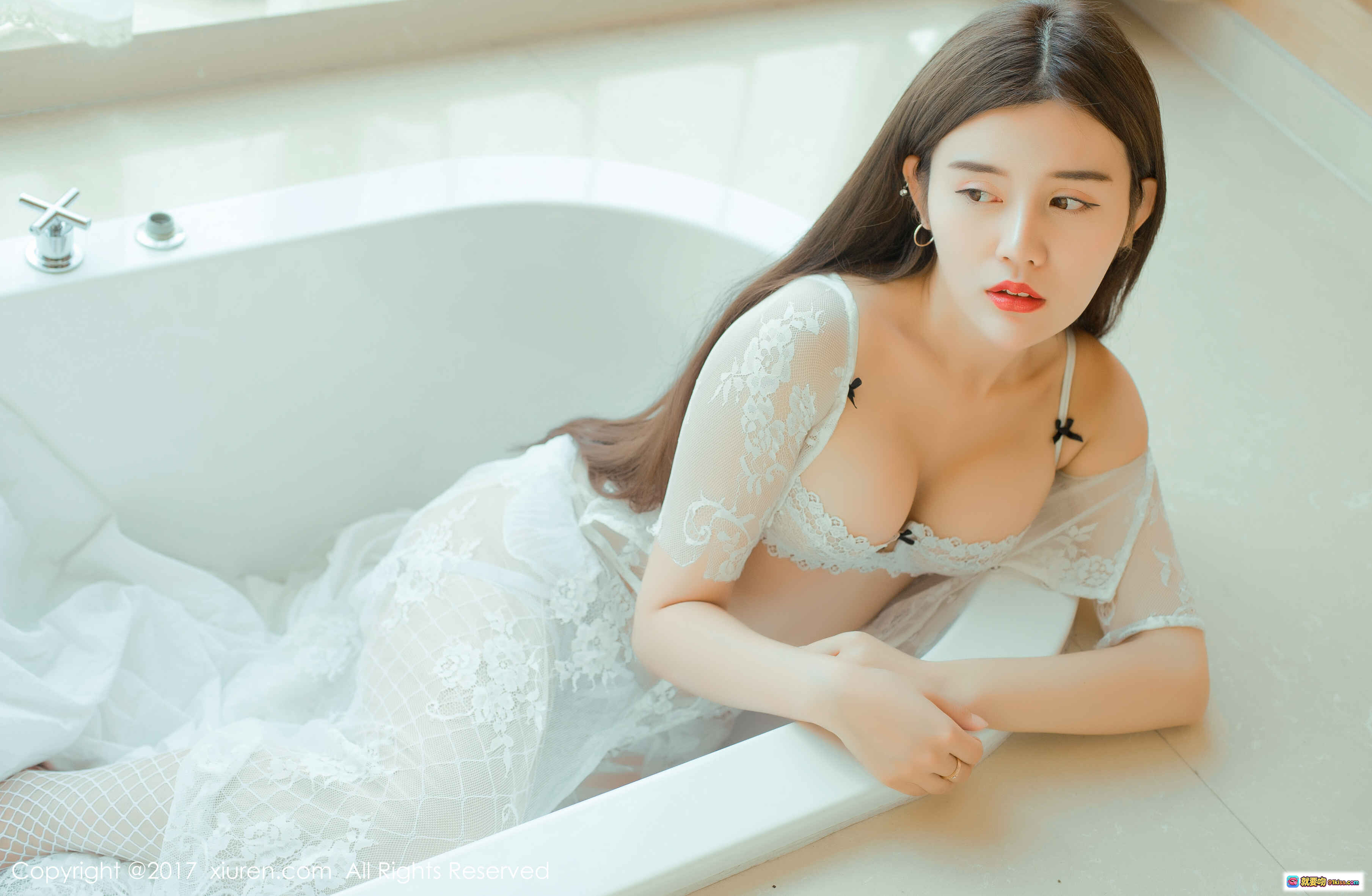 兔子NINA白色蕾丝内衣浴缸写真 - 秀人网No.813高清私房美图 - 就要吻