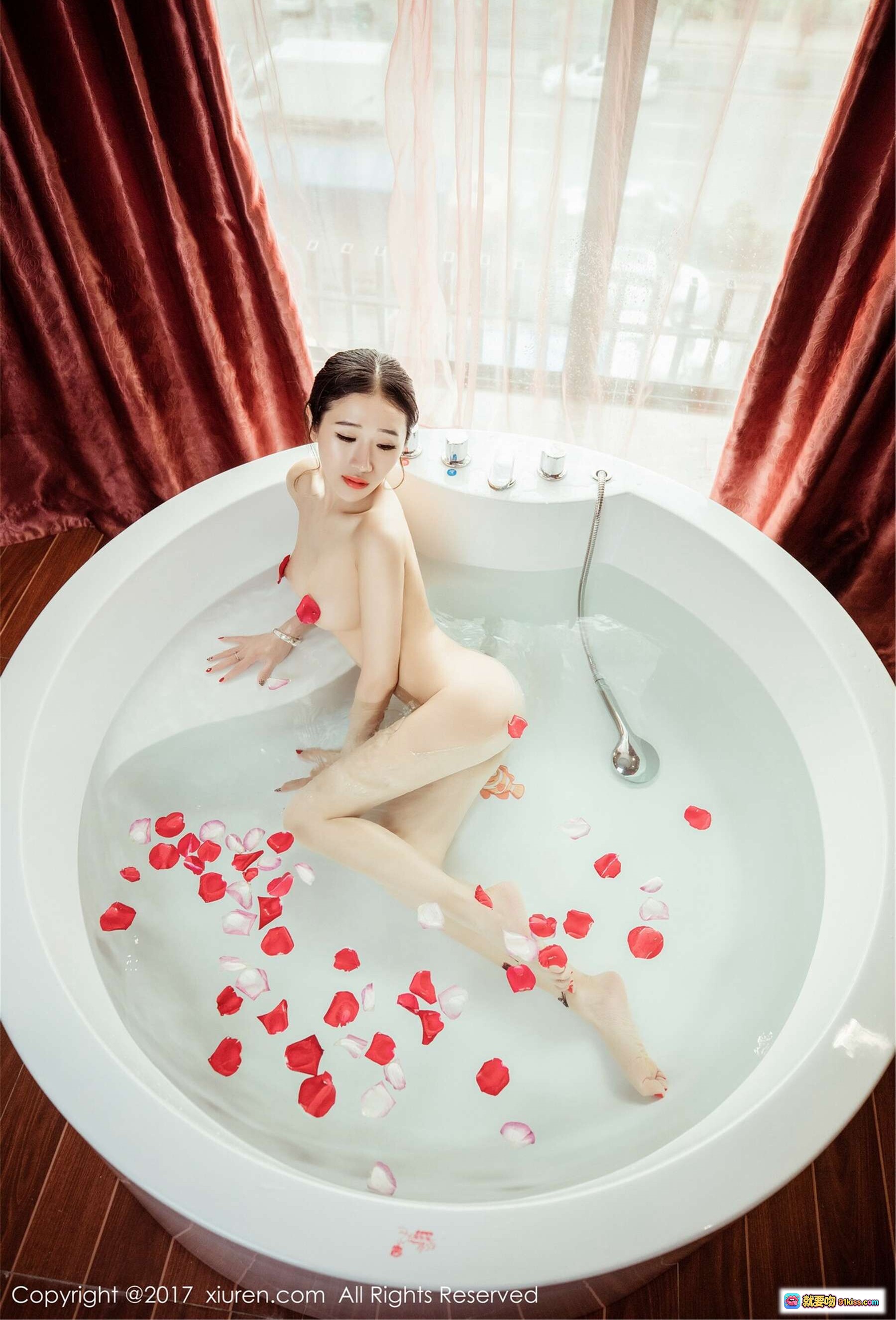 馨怡浴缸玫瑰花瓣写真 | 秀人网2017高清私房美图 | 圆形浴缸优雅沐浴场景 - 就要吻