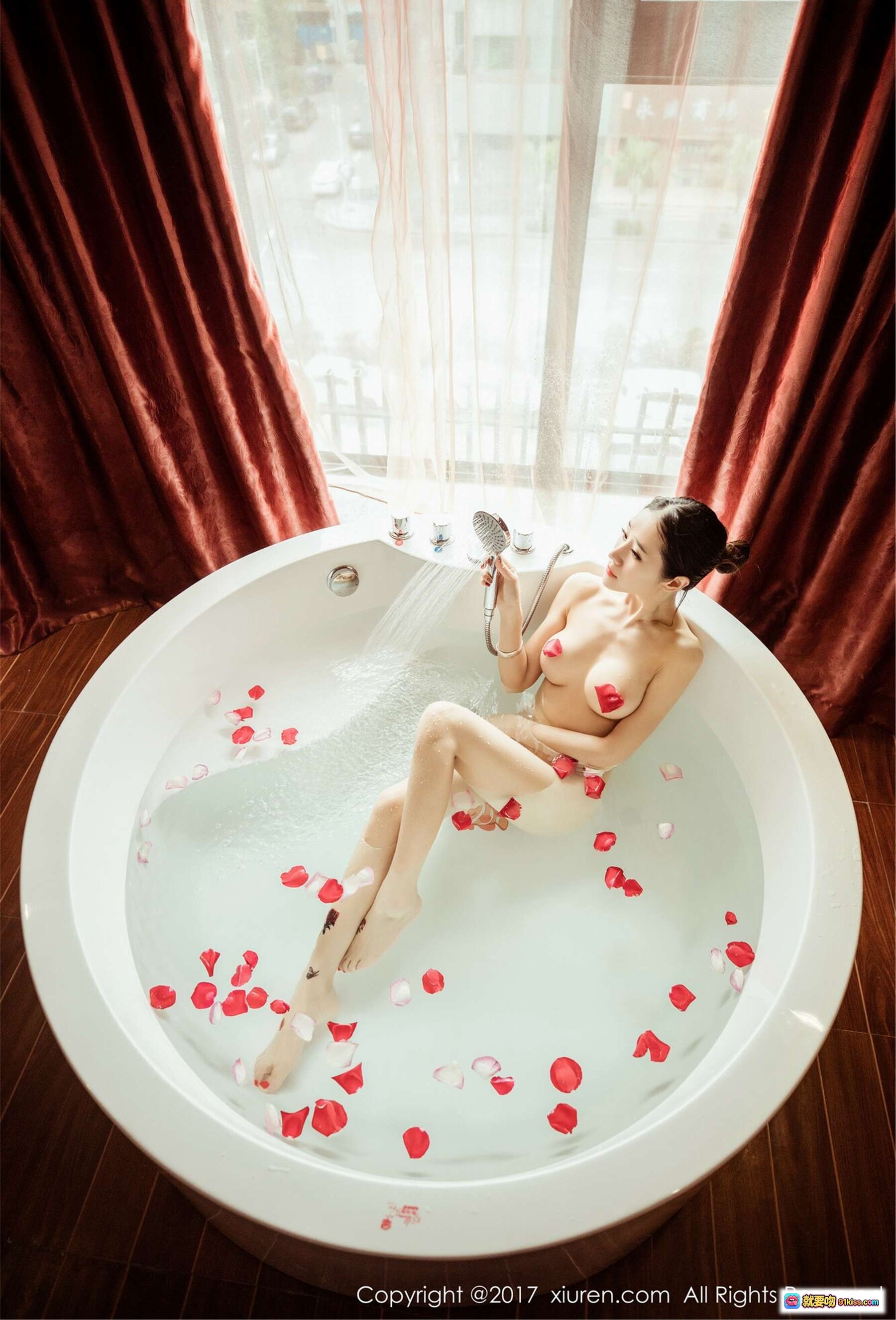 图片[10] - 馨怡浴缸玫瑰花瓣写真 | 秀人网2017高清私房美图 | 圆形浴缸优雅沐浴场景 - 就要吻