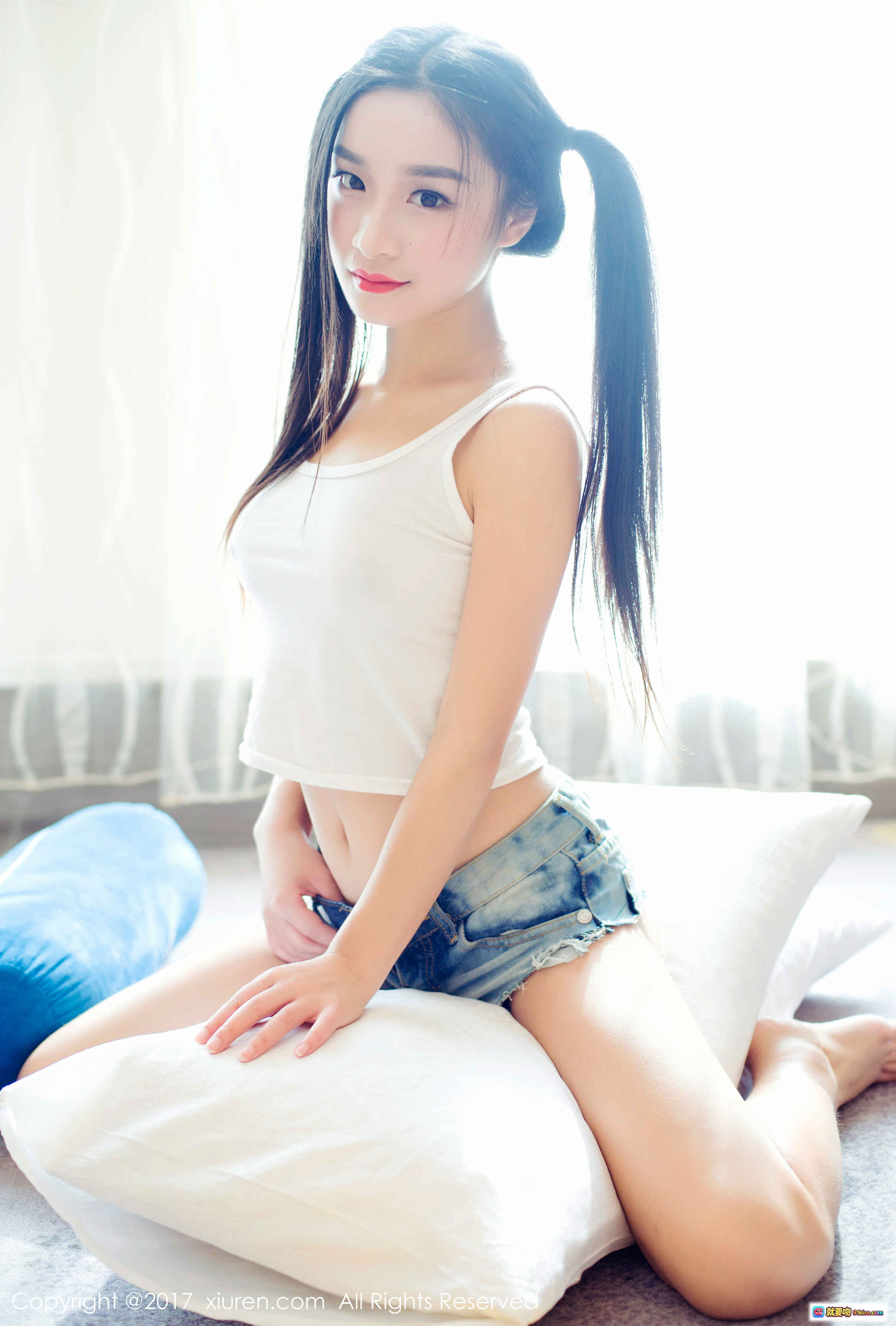 图片[1] - 绮梦Cherish 白色背心牛仔短裤 高马尾清纯少女 室内阳光写真 秀人网No.883 2017.12.29 - 就要吻