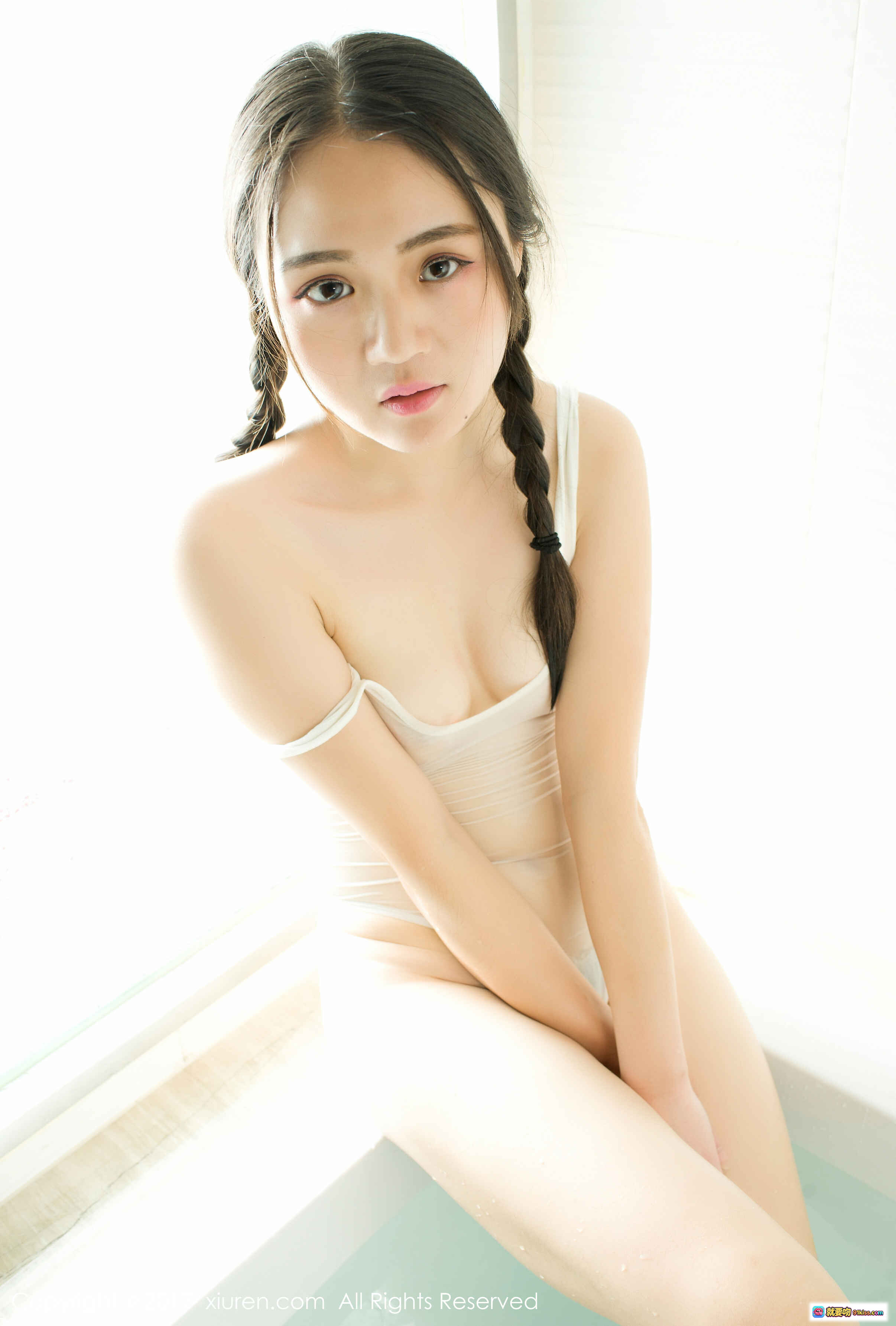 图片[3] - 杨欣欣双马尾清纯写真 | XIUREN秀人网2017.04.20 No.739 | 白色床品私房美拍 | 胸前蓝钻装饰 | 室内条纹地毯坐姿特写 - 就要吻