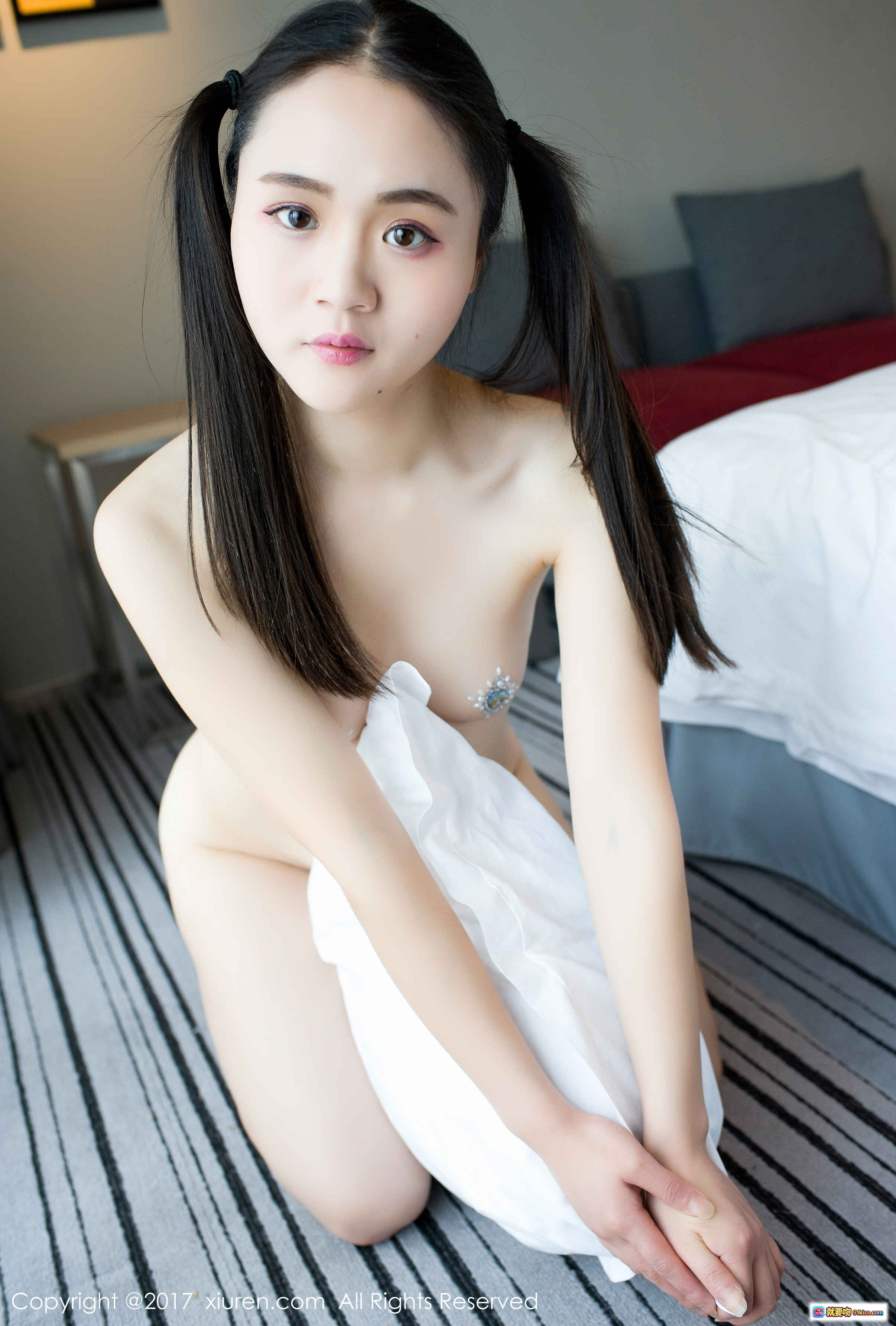 图片[8] - 杨欣欣双马尾清纯写真 | XIUREN秀人网2017.04.20 No.739 | 白色床品私房美拍 | 胸前蓝钻装饰 | 室内条纹地毯坐姿特写 - 就要吻