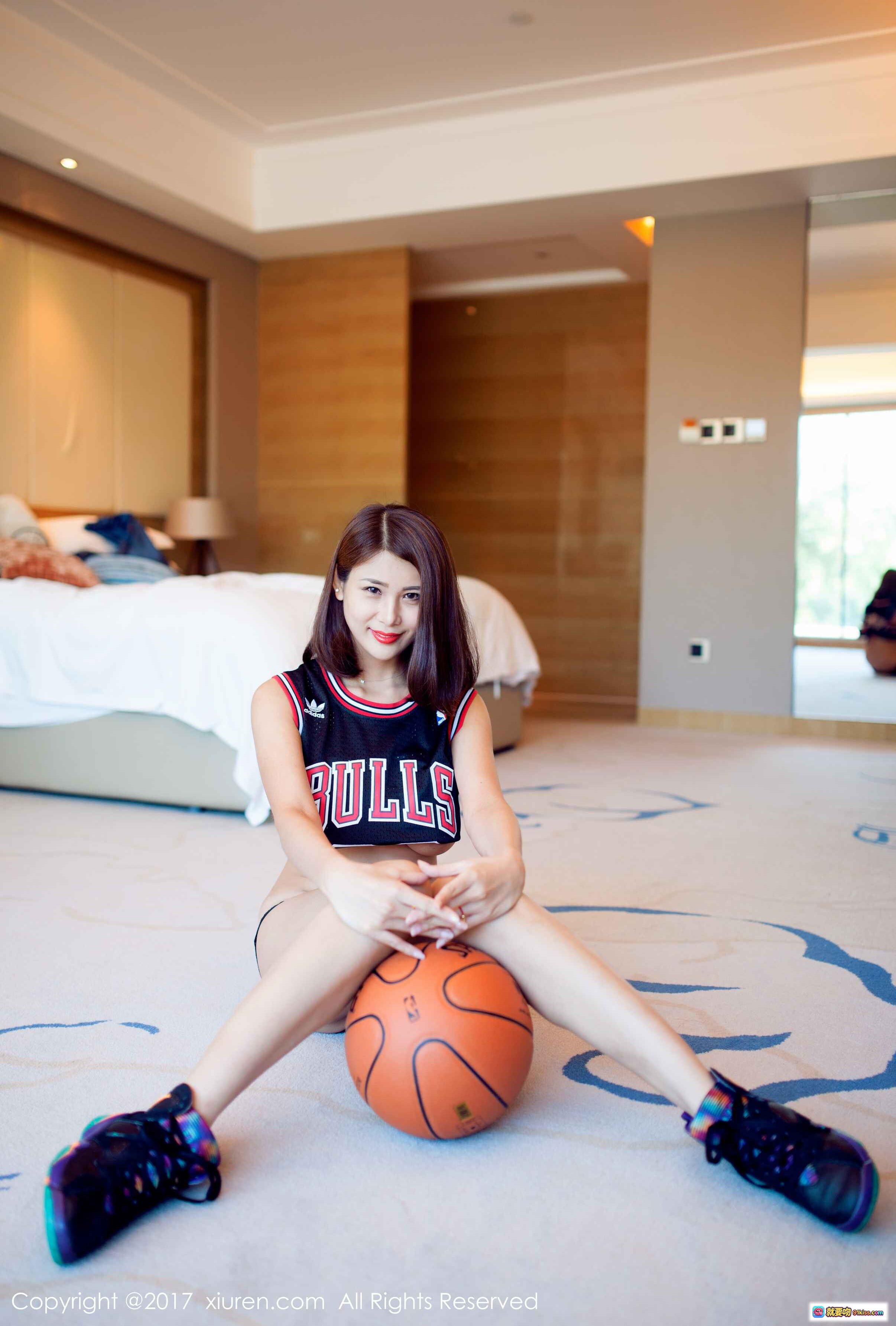 图片[1] - 梦然同学穿BULLS球衣坐篮球上室内写真 – XIUREN秀人网2017.11.24 No.854高清美图 - 就要吻