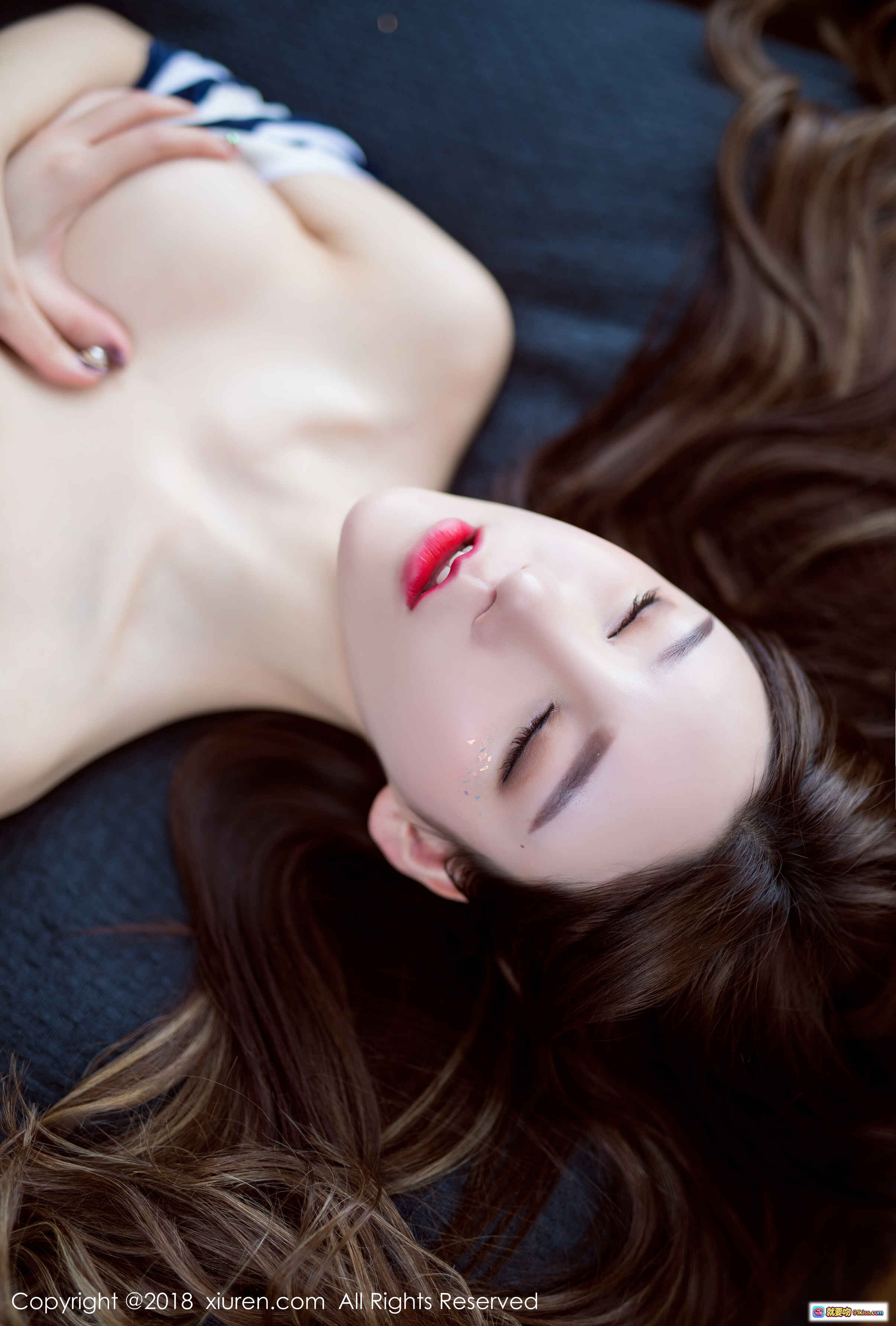 图片[8] - 周于希性感写真 | 秀人网2018.04.16 No.982 | 白蓝条纹上衣+红唇闭眼躺姿 | 50P高清美图 - 就要吻