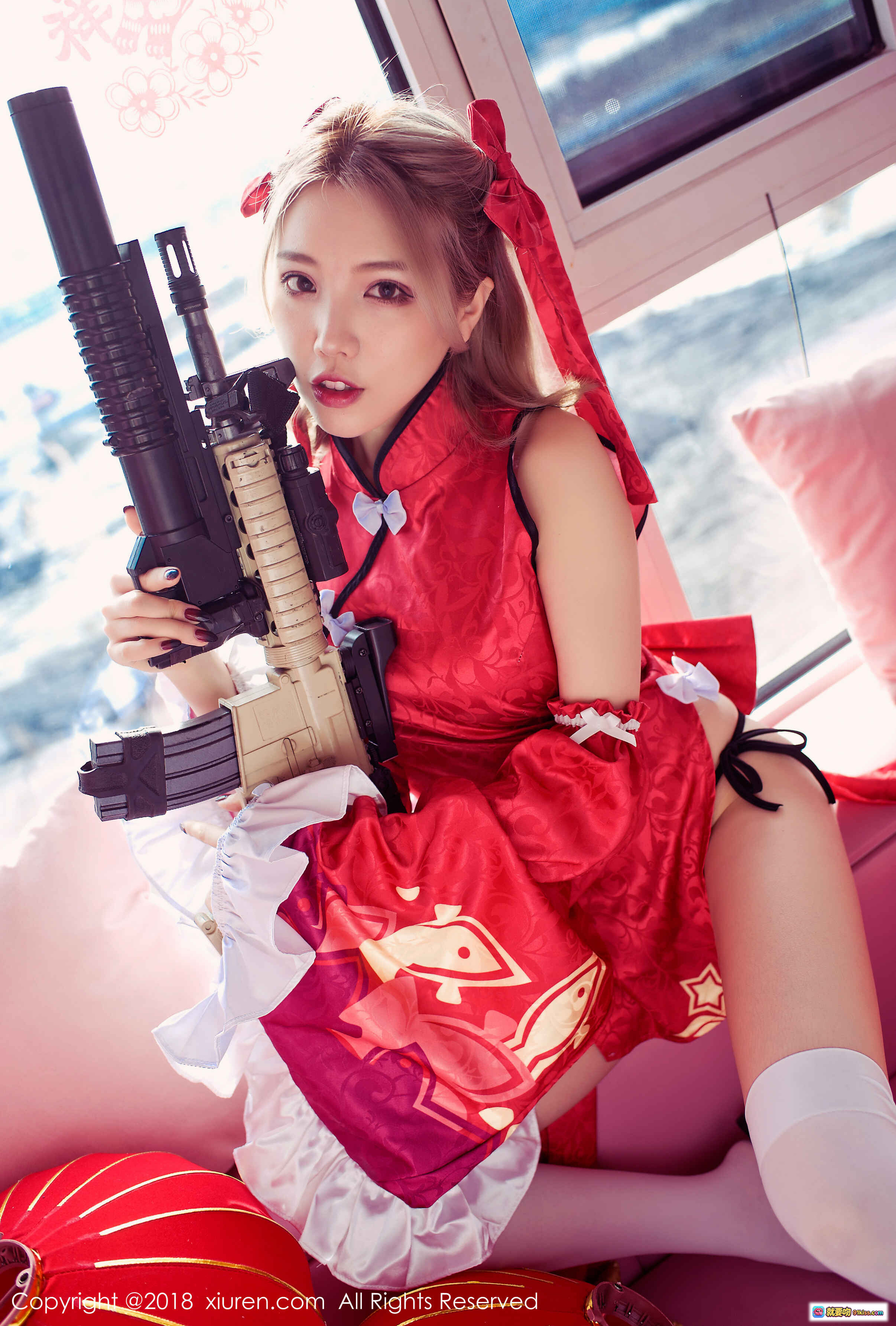 图片[1] - 黄楽然红裙持枪写真 | XIUREN秀人网2018.01.25 No.911 | 旗袍少女cosplay | 白丝美腿 | 窗边光影拍摄 | 55P高清图集 - 就要吻