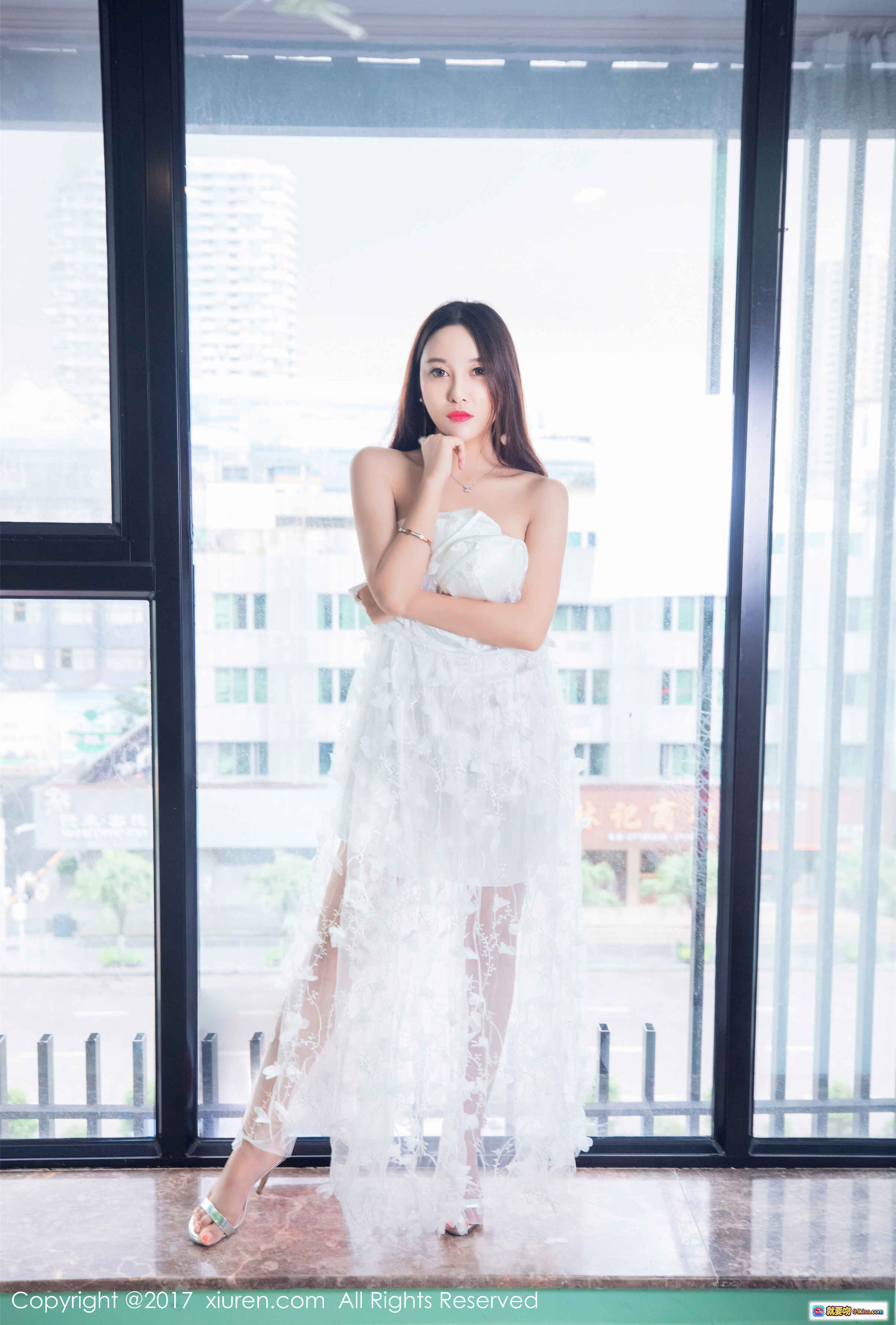 李梓熙白色蕾丝抹胸长裙写真 | 窗边优雅姿态 | 秀人网2017高清美图 - 就要吻