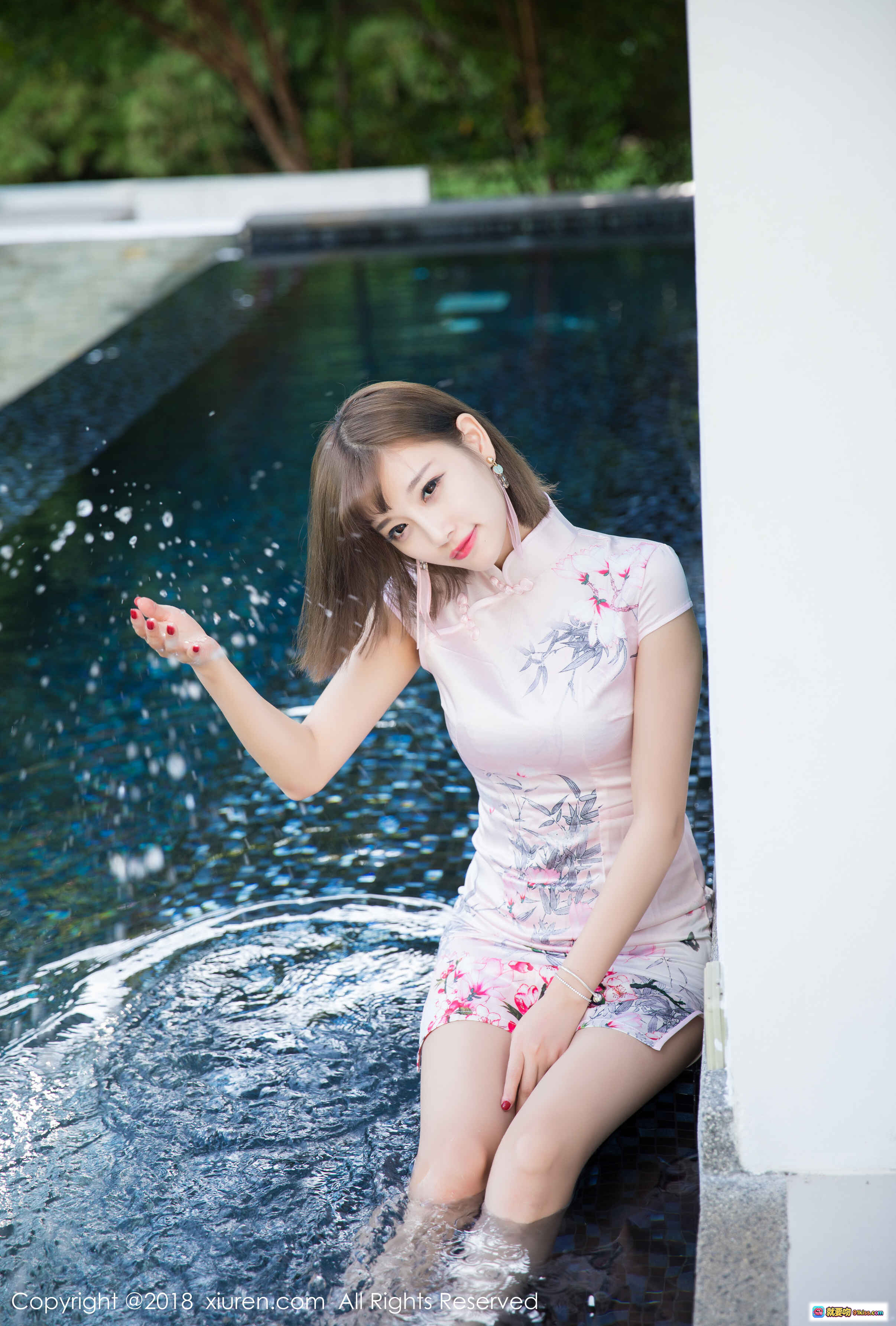 图片[1] - 杨晨晨sugar泳池边旗袍写真｜粉色花卉旗袍湿发水花｜秀人网No.993高清美图 - 就要吻