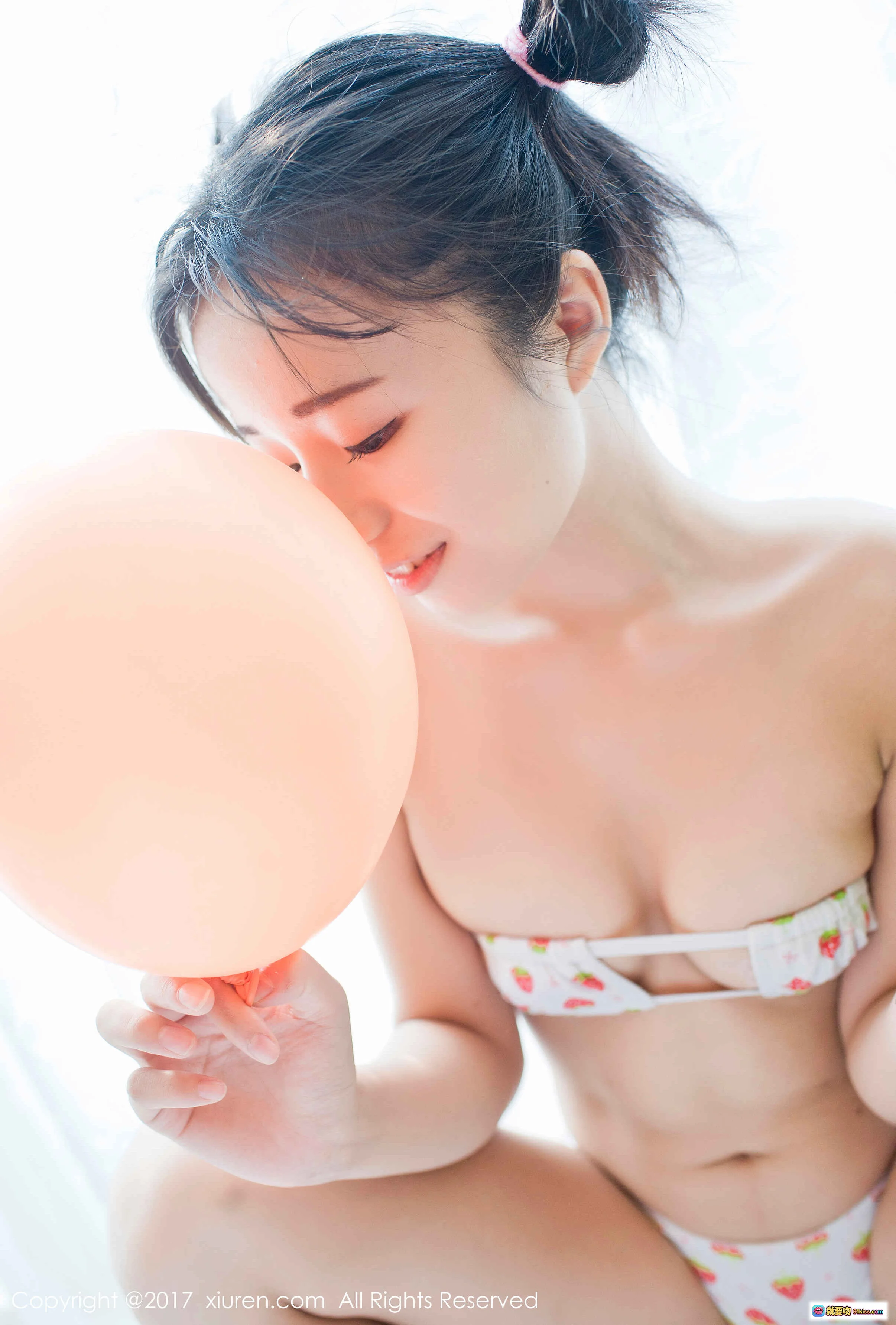 仓井优香清新写真｜草莓比基尼少女｜粉色气球甜美风｜高马尾元气造型｜秀人网2017精选图集 - 就要吻