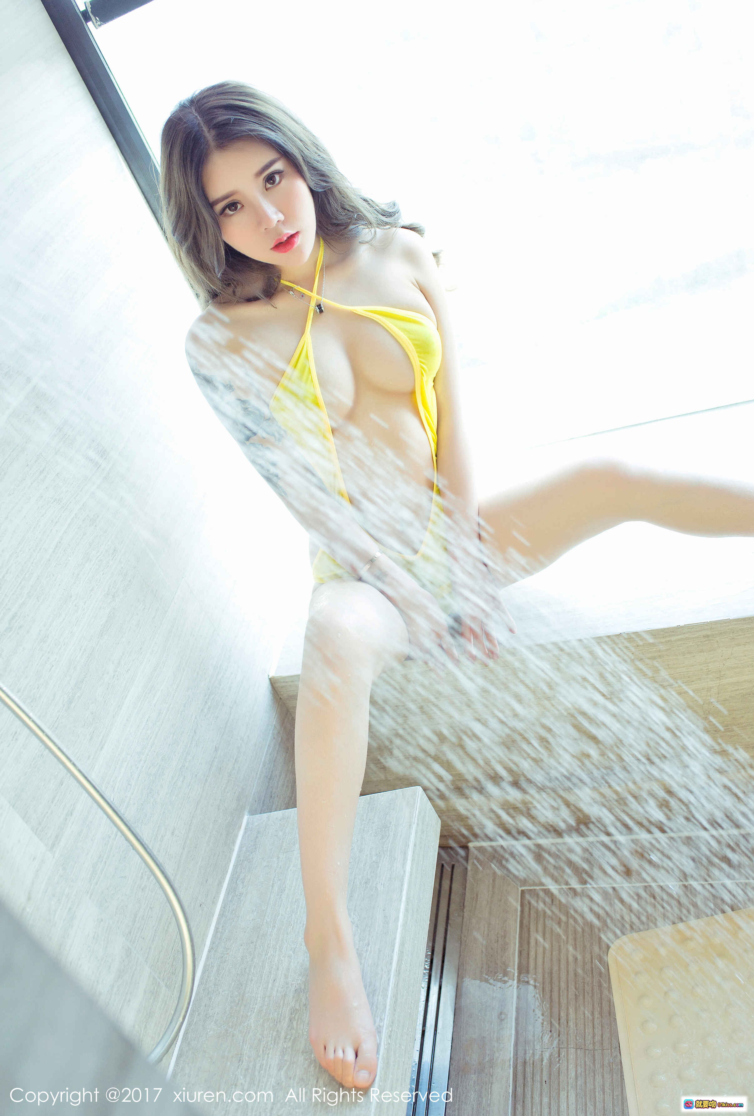 图片[2] - 爱丽莎Lisa身穿粉色蕾丝旗袍裙性感写真，优雅坐姿展现迷人曲线，窗边柔光氛围感十足 - 就要吻