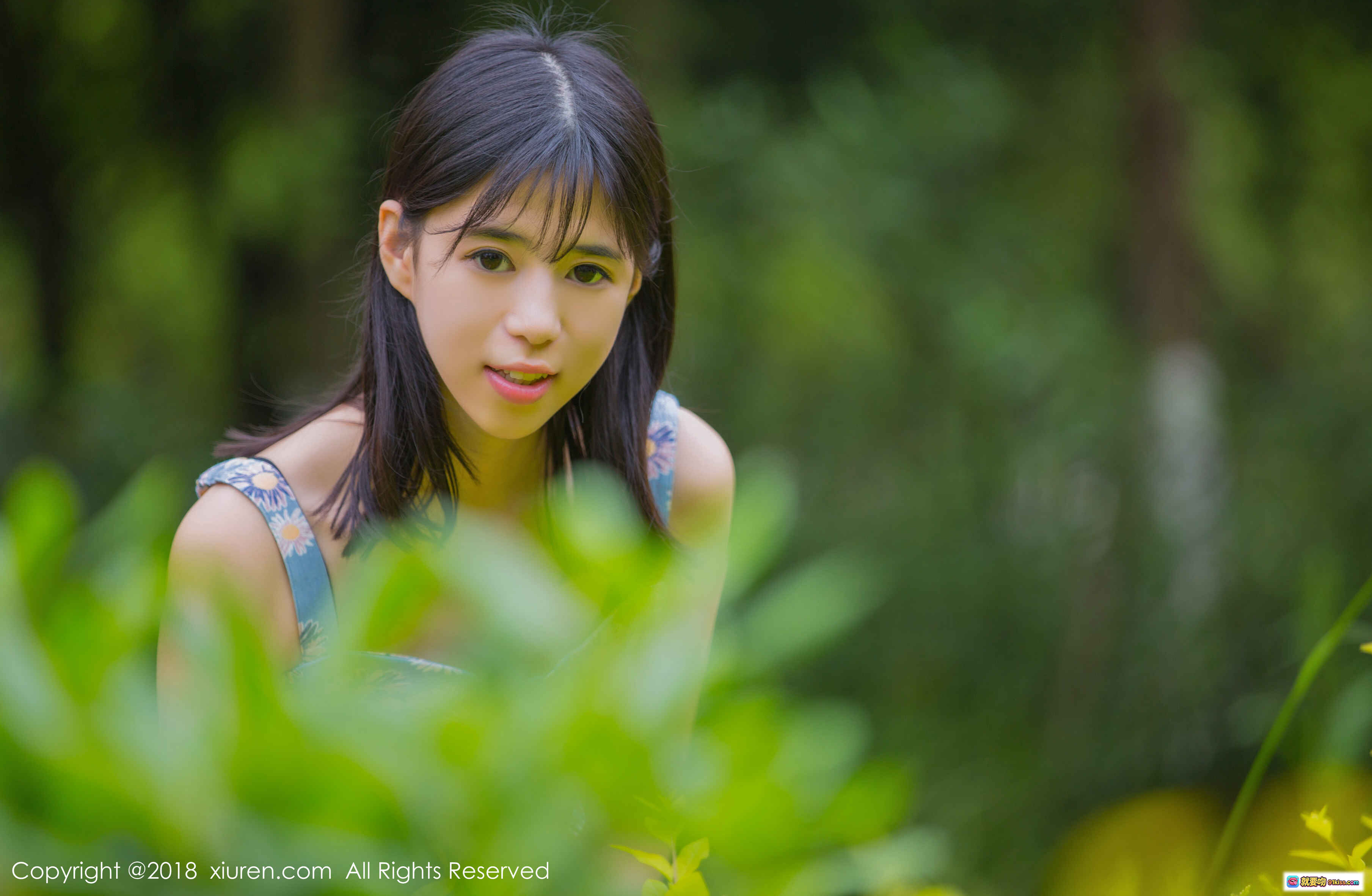 图片[5] - 艾栗栗栗栗栗栗吖 | 秀人网2018.07.24 No.1094 | 蓝色马赛克背景 | 黑色蕾丝内衣+格子短裙+白色高跟鞋 | 眼镜少女写真 | 50P高清图集 - 就要吻