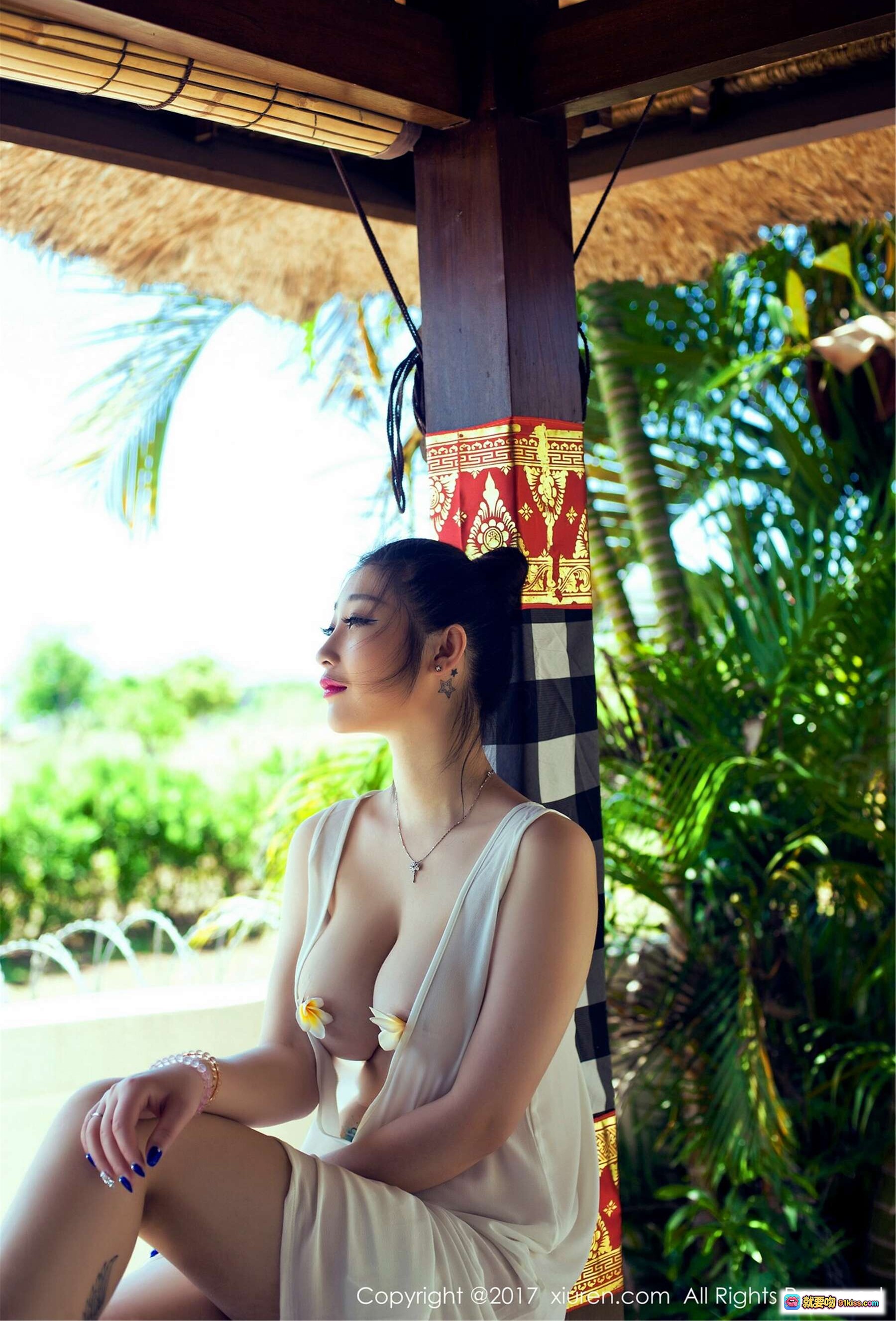 图片[6] - 妲己_Toxic 白色深V连衣裙 美腿性感写真 秀人网2017.05.08 No.749 优雅盘发配花饰 蓝色美甲 精致锁骨项链 户外自然光拍摄 - 就要吻