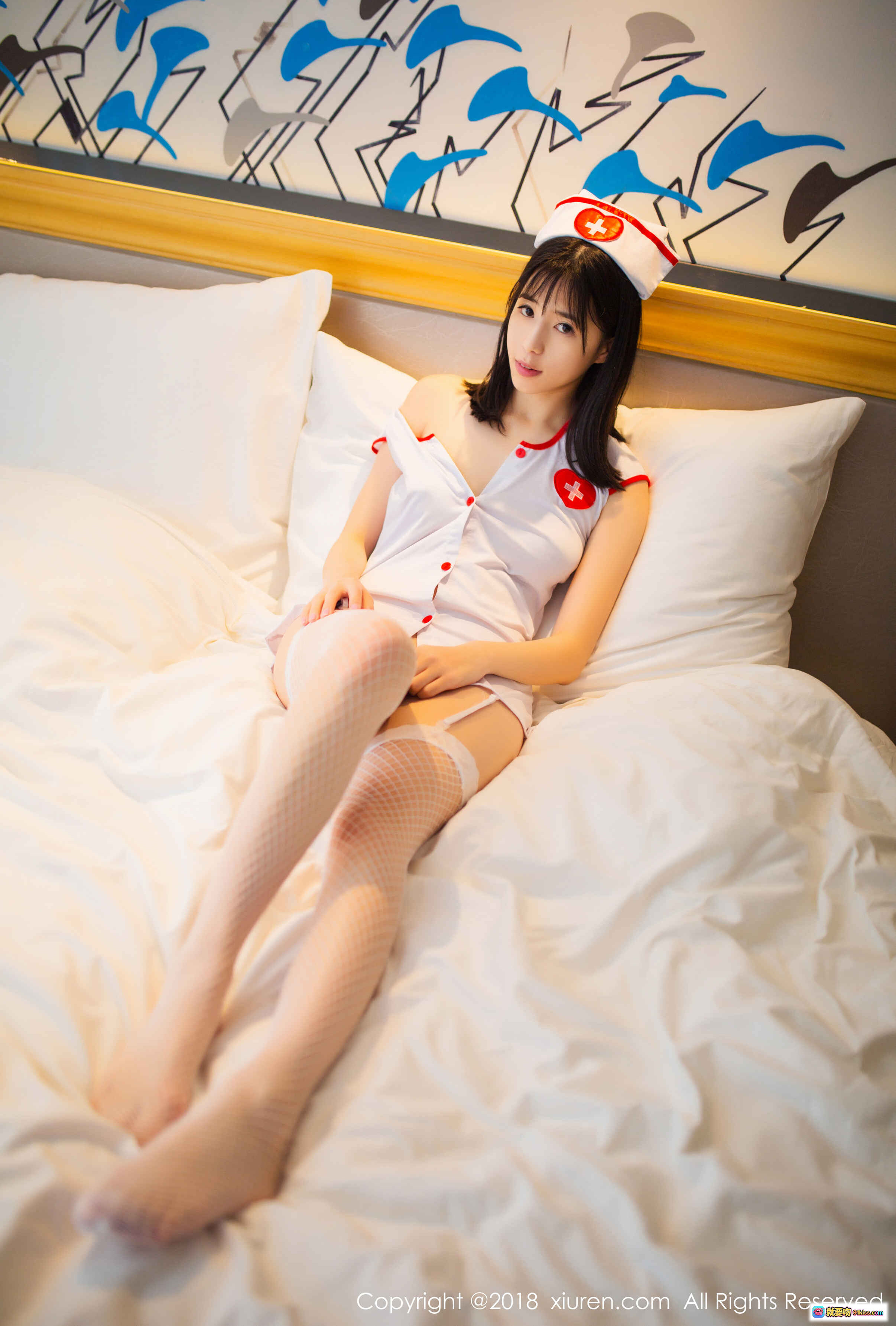 图片[10] - 艾栗栗护士装写真 – 白色短裙+网袜+红十字制服 – 床上性感摆拍 – XIUREN秀人网No.996高清图集 - 就要吻
