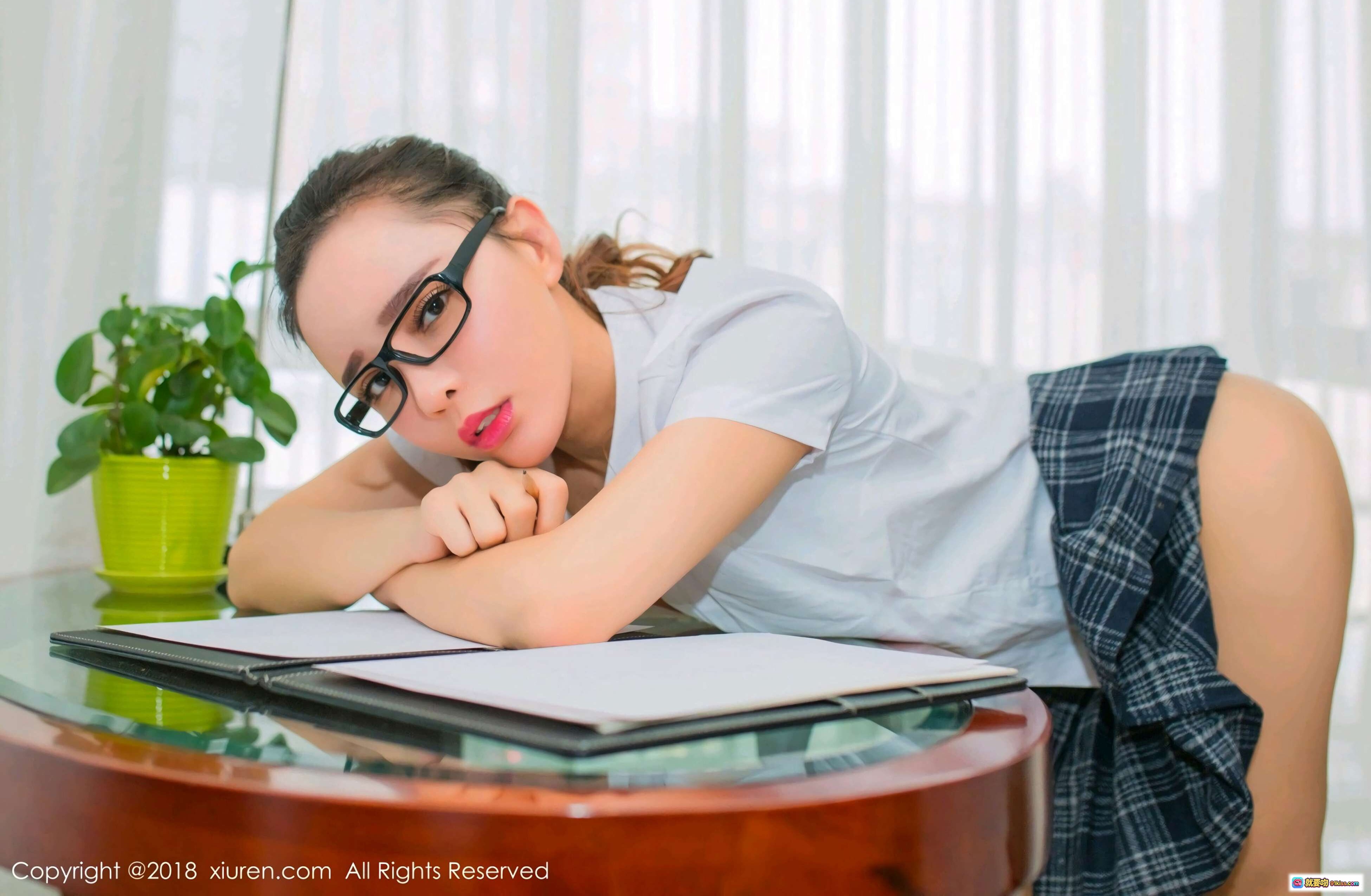 图片[8] - 艾小青戴黑框眼镜托腮思考 学院风白衬衫格子短裙 桌前学习写作业 书本铅笔绿植背景 清新少女写真 - 就要吻