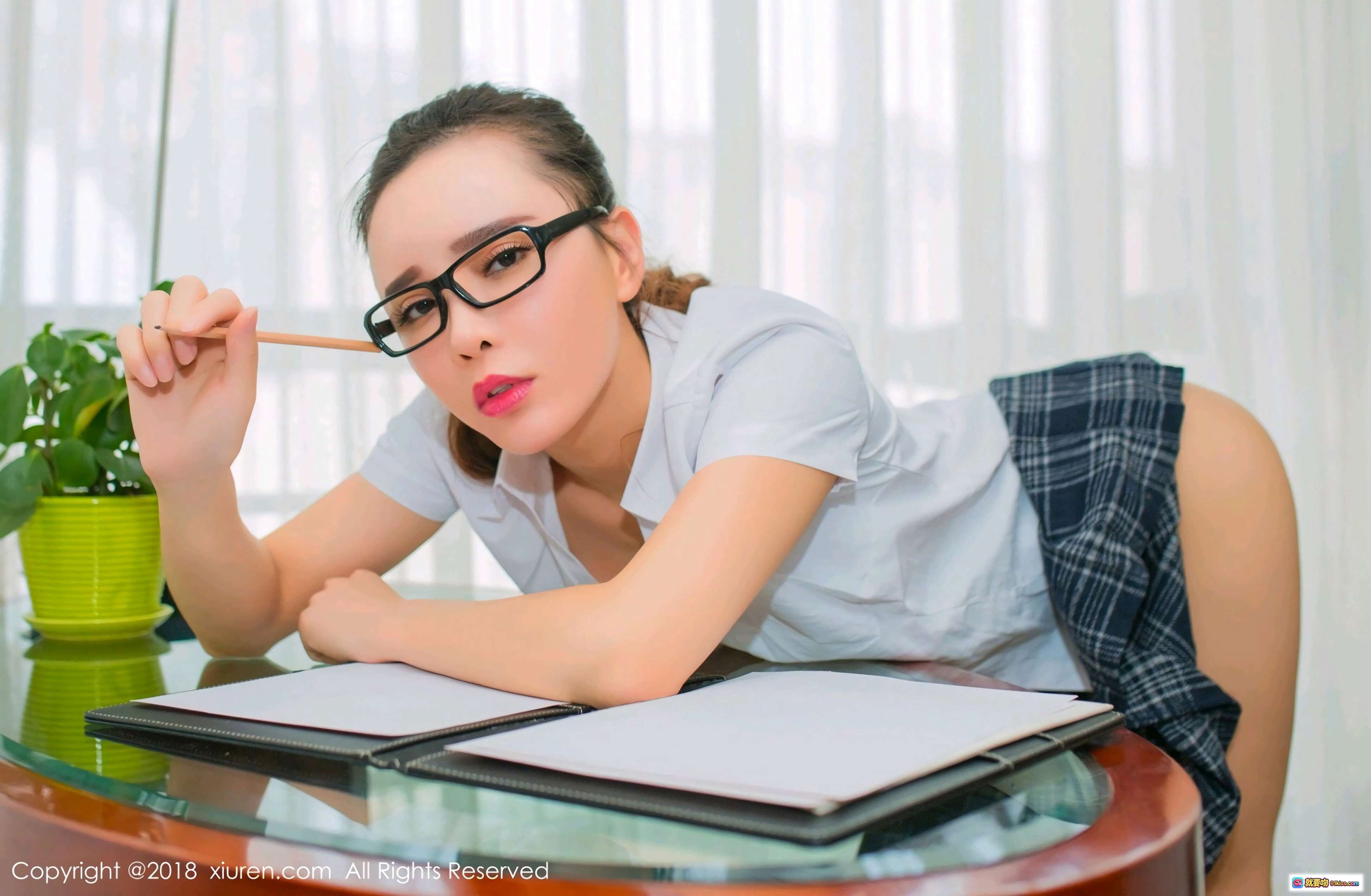 图片[1] - 艾小青戴黑框眼镜托腮思考 学院风白衬衫格子短裙 桌前学习写作业 书本铅笔绿植背景 清新少女写真 - 就要吻
