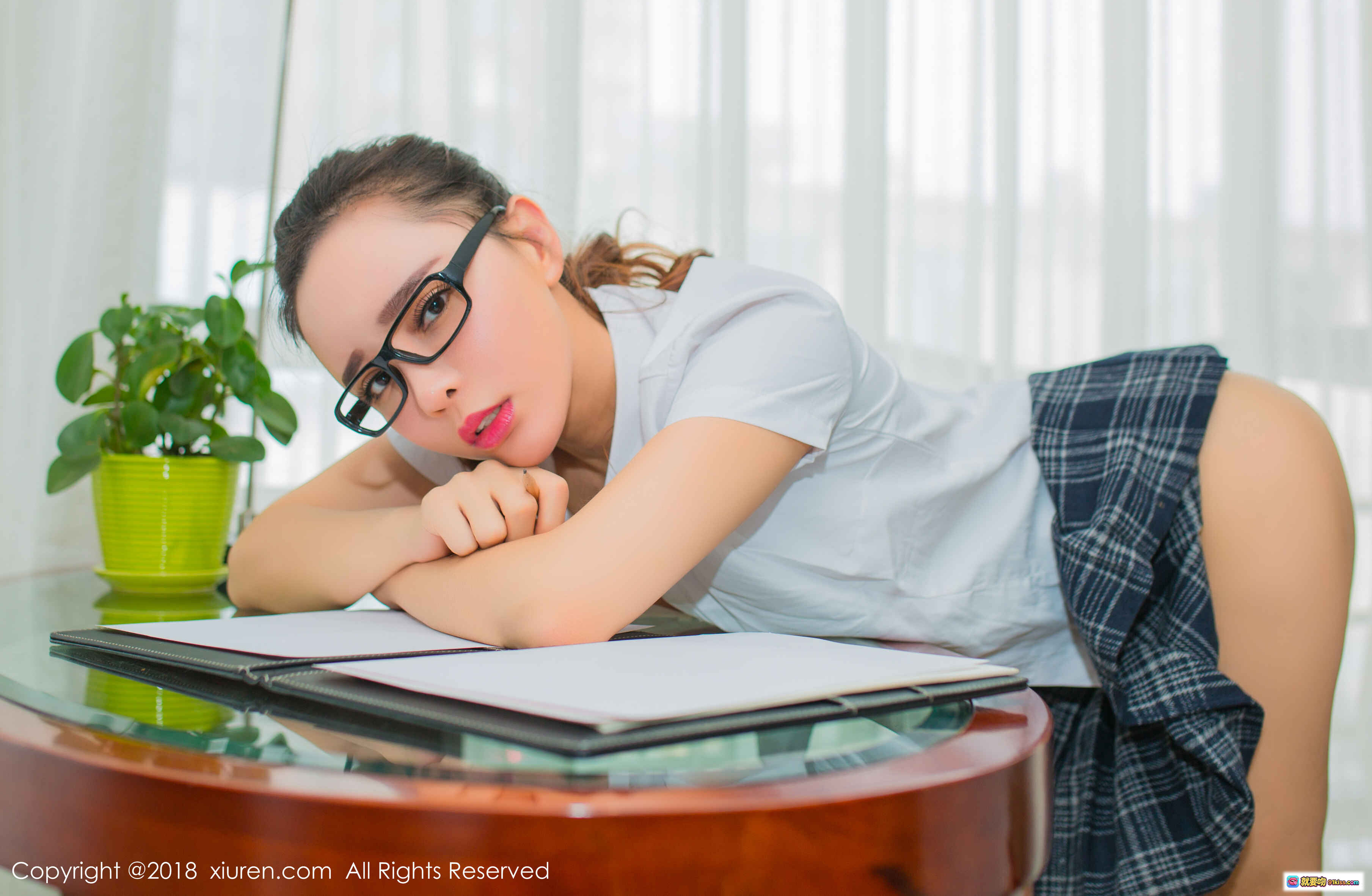 图片[8] - 艾小青戴黑框眼镜办公桌前托腮思考 穿白衬衫格子短裙 持铅笔凝视镜头 清新知性风写真 - 就要吻
