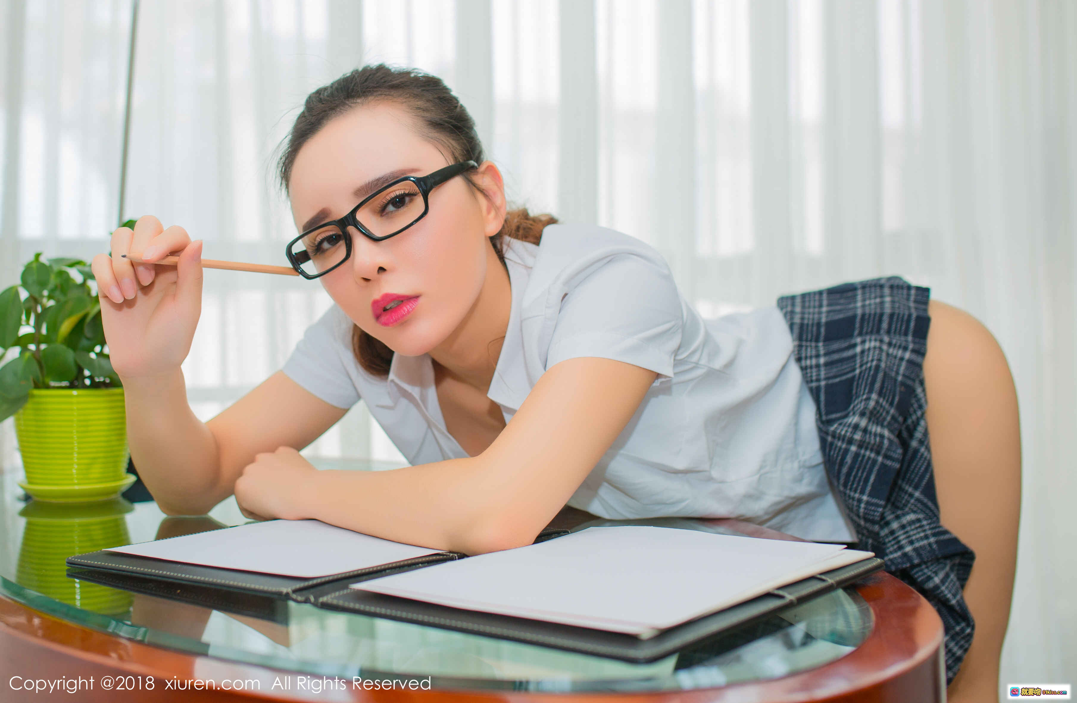 图片[1] - 艾小青戴黑框眼镜办公桌前托腮思考 穿白衬衫格子短裙 持铅笔凝视镜头 清新知性风写真 - 就要吻