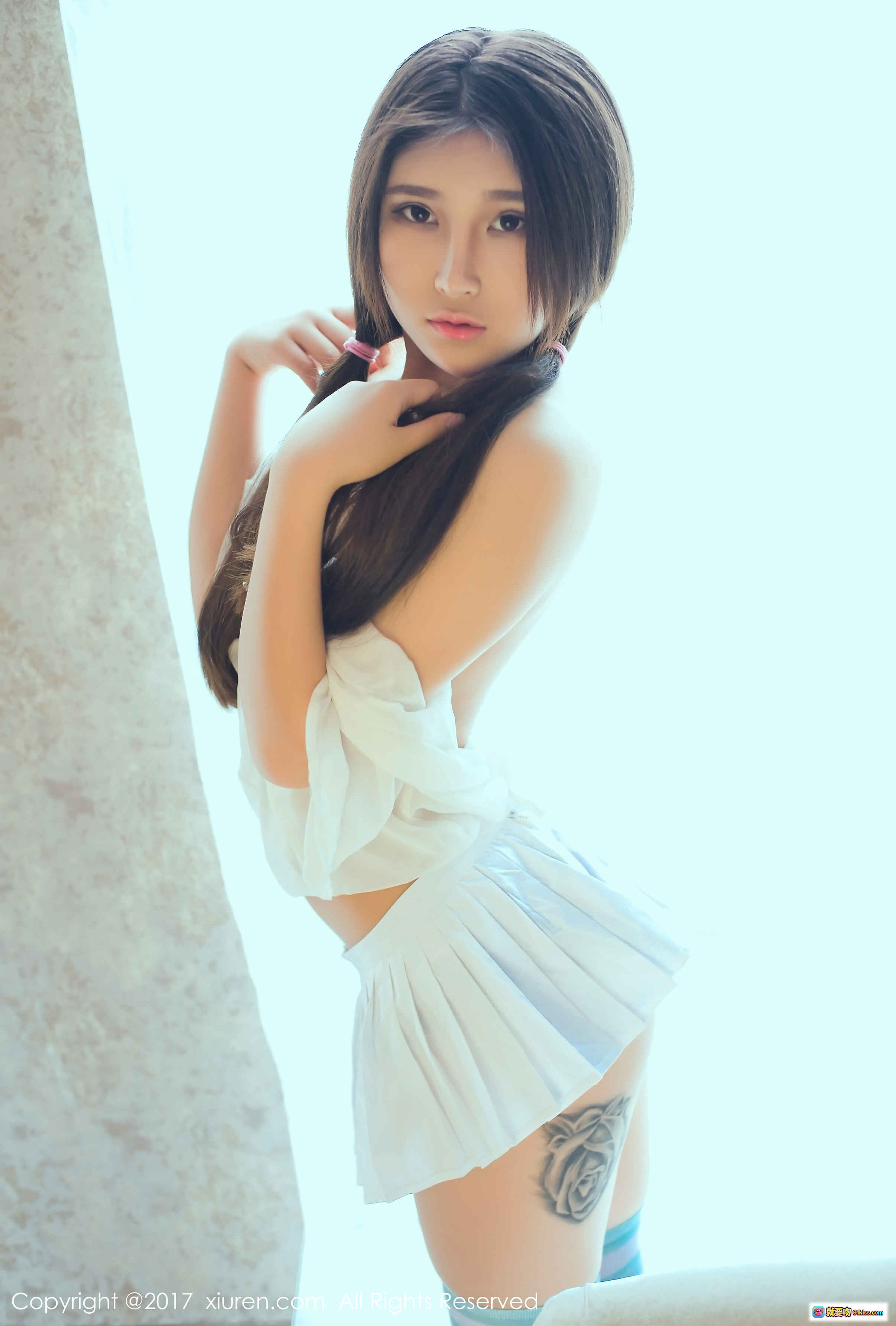 图片[5] - 小熊呀白色系性感写真 | 透视衬衫+百褶短裙+条纹过膝袜 | 秀人网2017精选私房照 - 就要吻