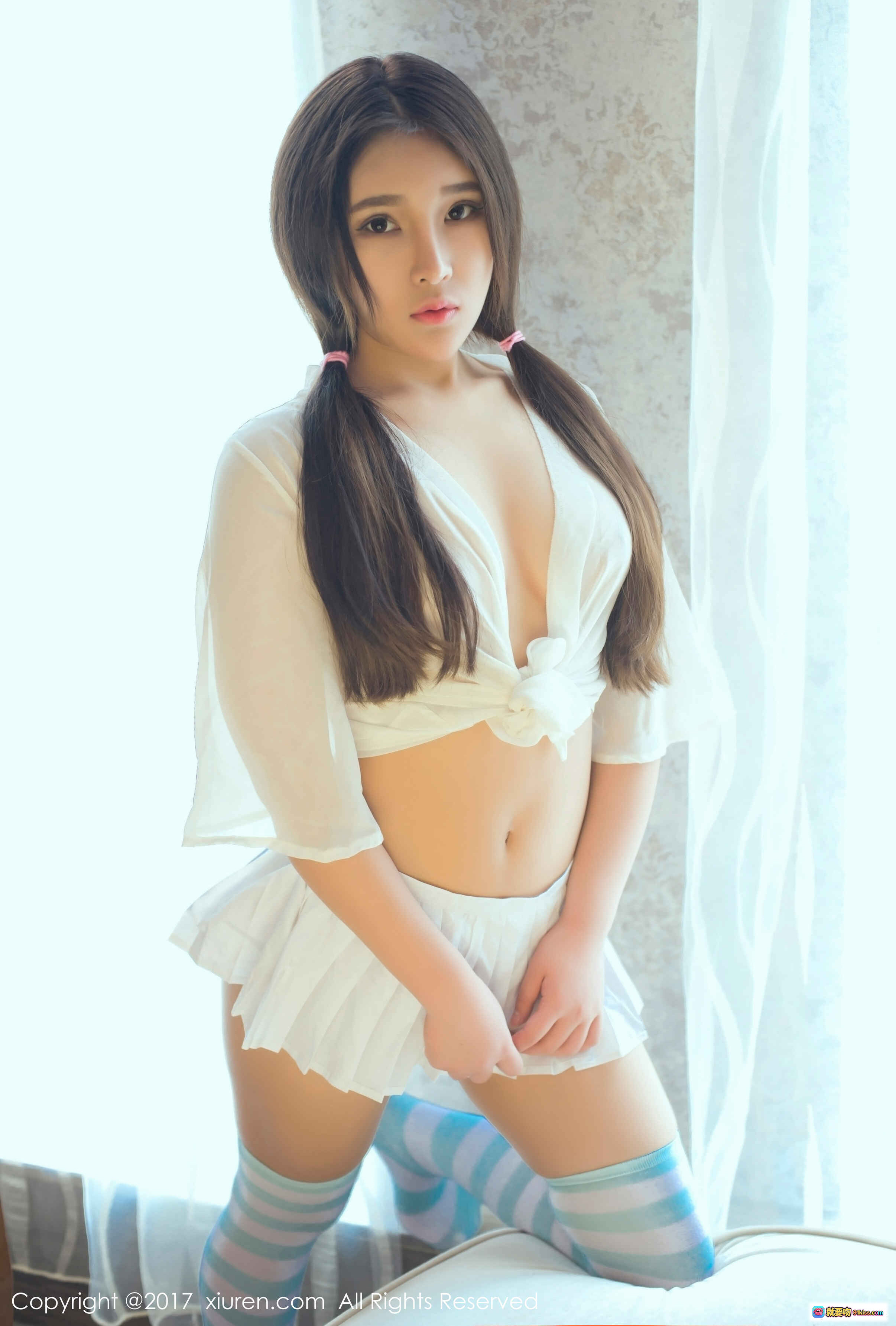 图片[4] - 小熊呀白色系性感写真 | 透视衬衫+百褶短裙+条纹过膝袜 | 秀人网2017精选私房照 - 就要吻