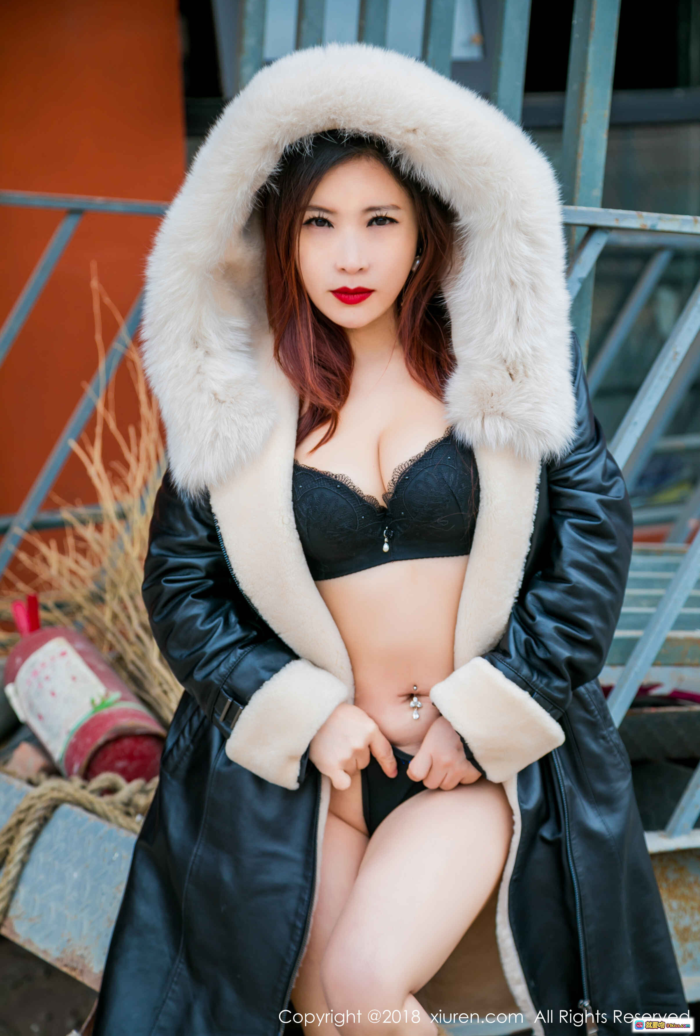 图片[5] - 西希白兔性感写真：皮草大衣搭配黑色内衣，红唇美腿砖墙背景，XIUREN秀人网2018经典私房照 - 就要吻