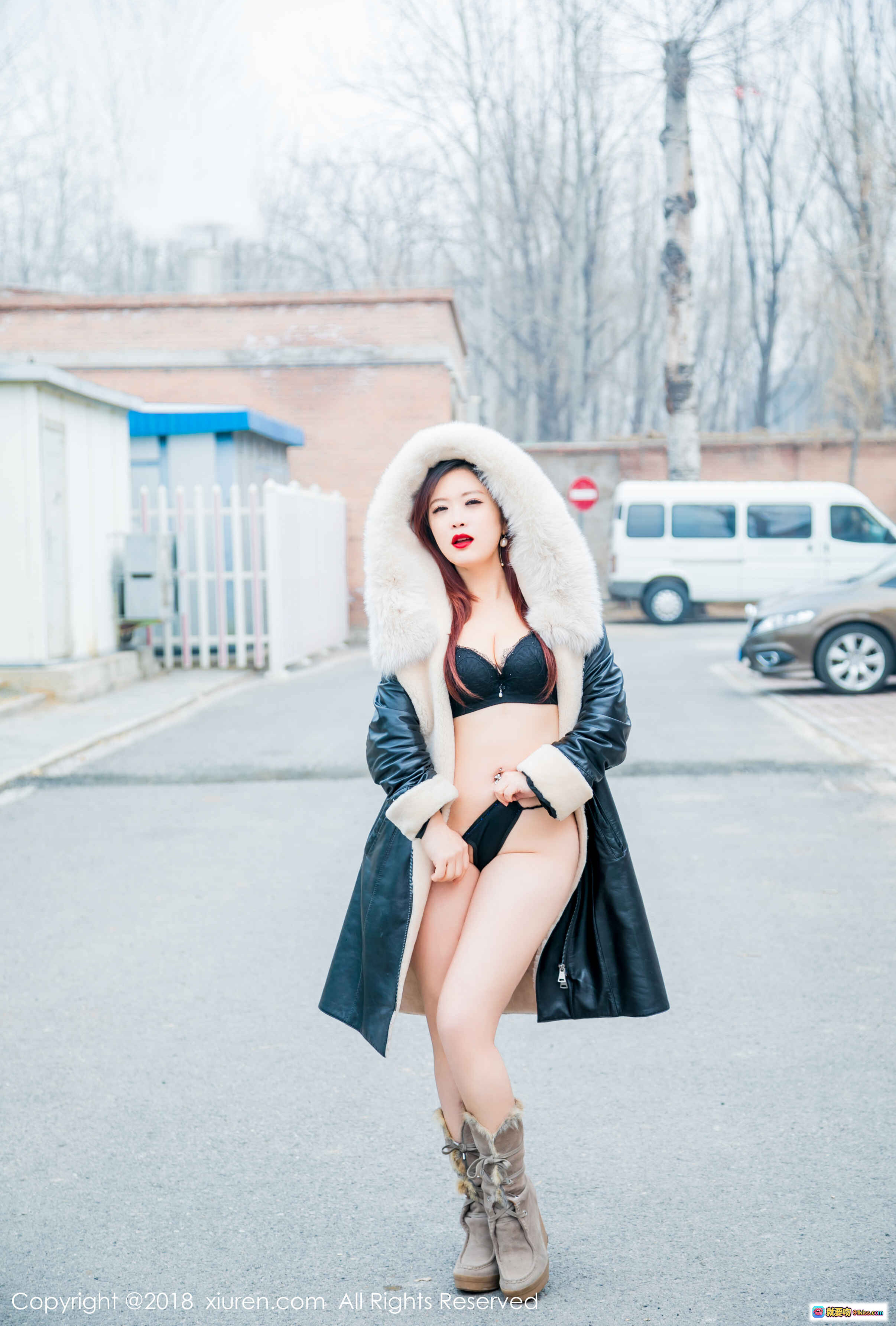 图片[4] - 西希白兔性感写真：皮草大衣搭配黑色内衣，红唇美腿砖墙背景，XIUREN秀人网2018经典私房照 - 就要吻