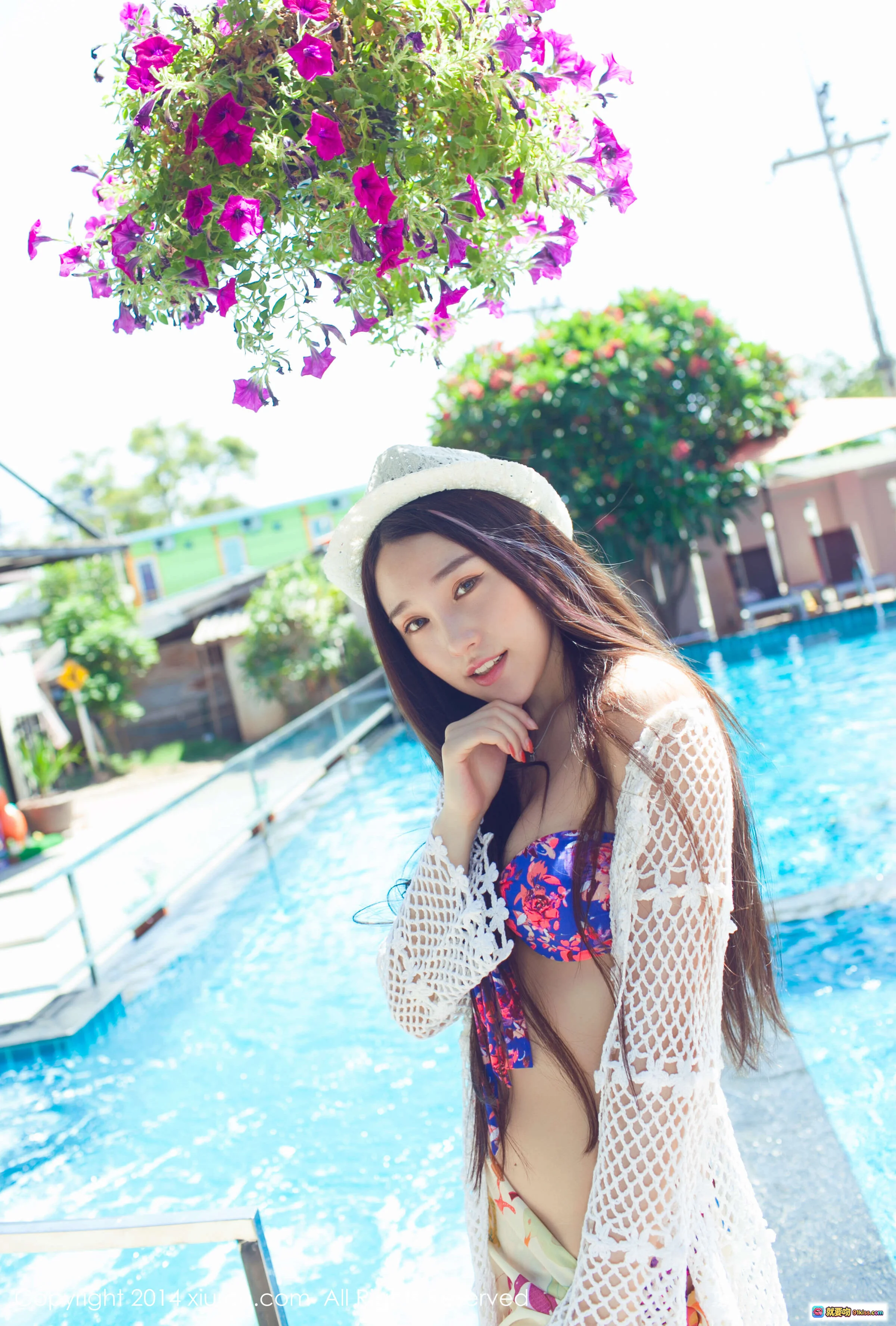 刘奕宁Lynn泳池写真｜白色镂空罩衫+花卉比基尼｜夏日度假风｜秀人网2014精选图集 - 就要吻