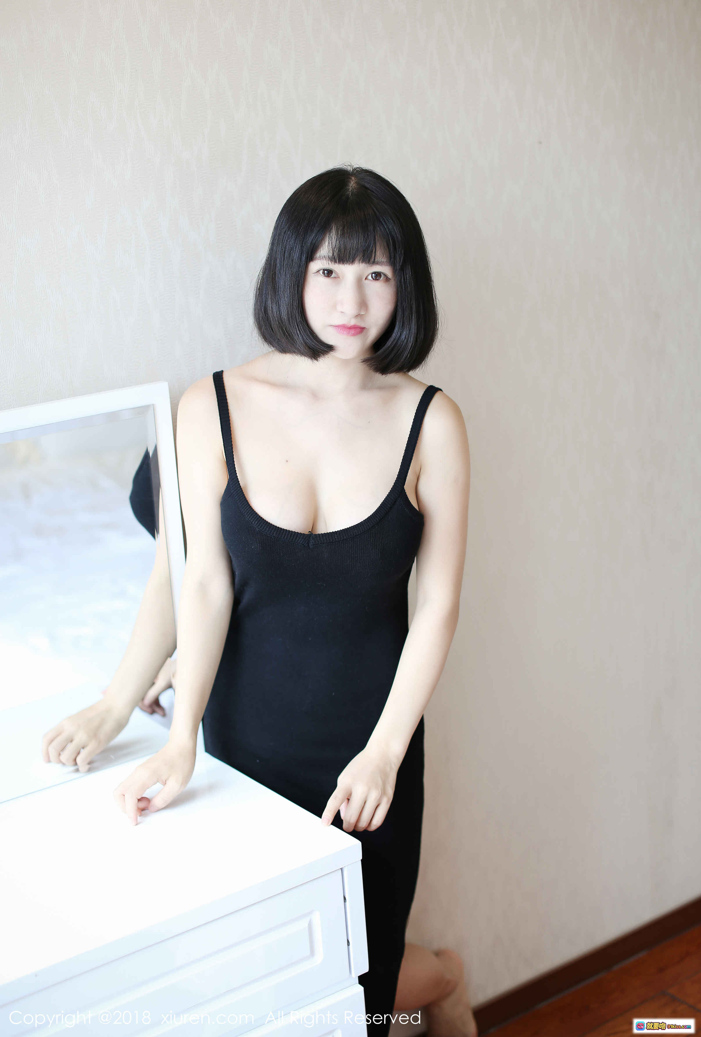 图片[1] - 黑裙少女室内写真 | 短发清纯风 | 优雅吊带连衣裙 | 秀人网2018精选美图 - 就要吻