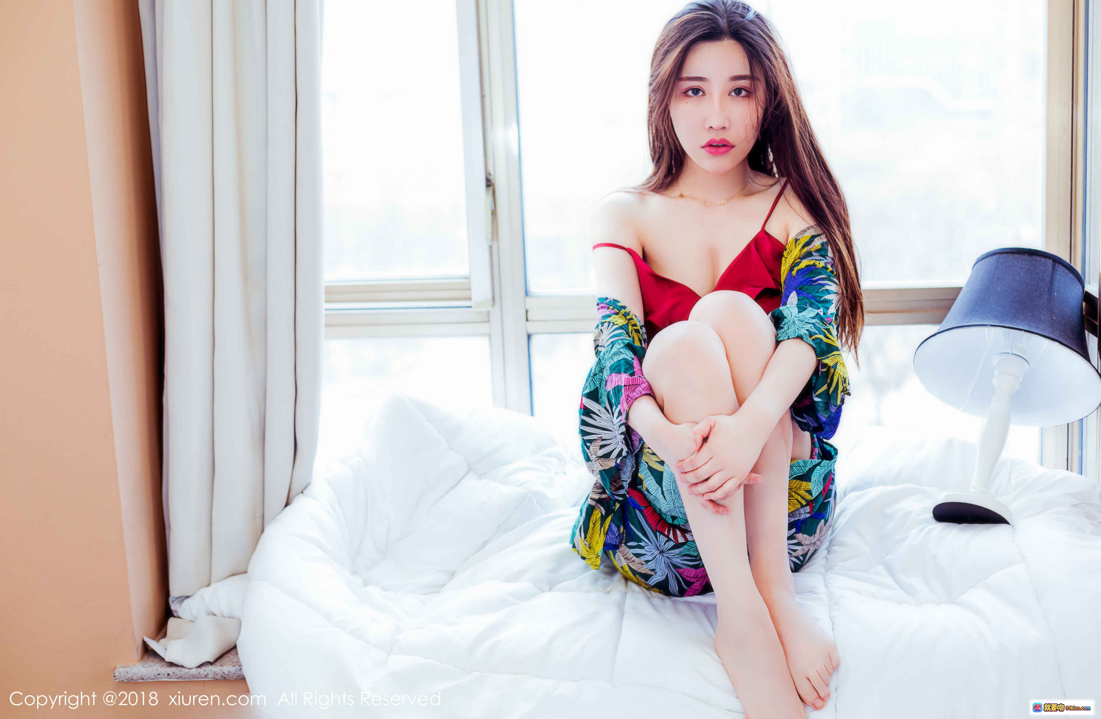 图片[7] - 美昕Yumi红色吊带裙性感写真_热带印花长袖搭配_窗边私房美拍_秀人网2018精选图集 - 就要吻