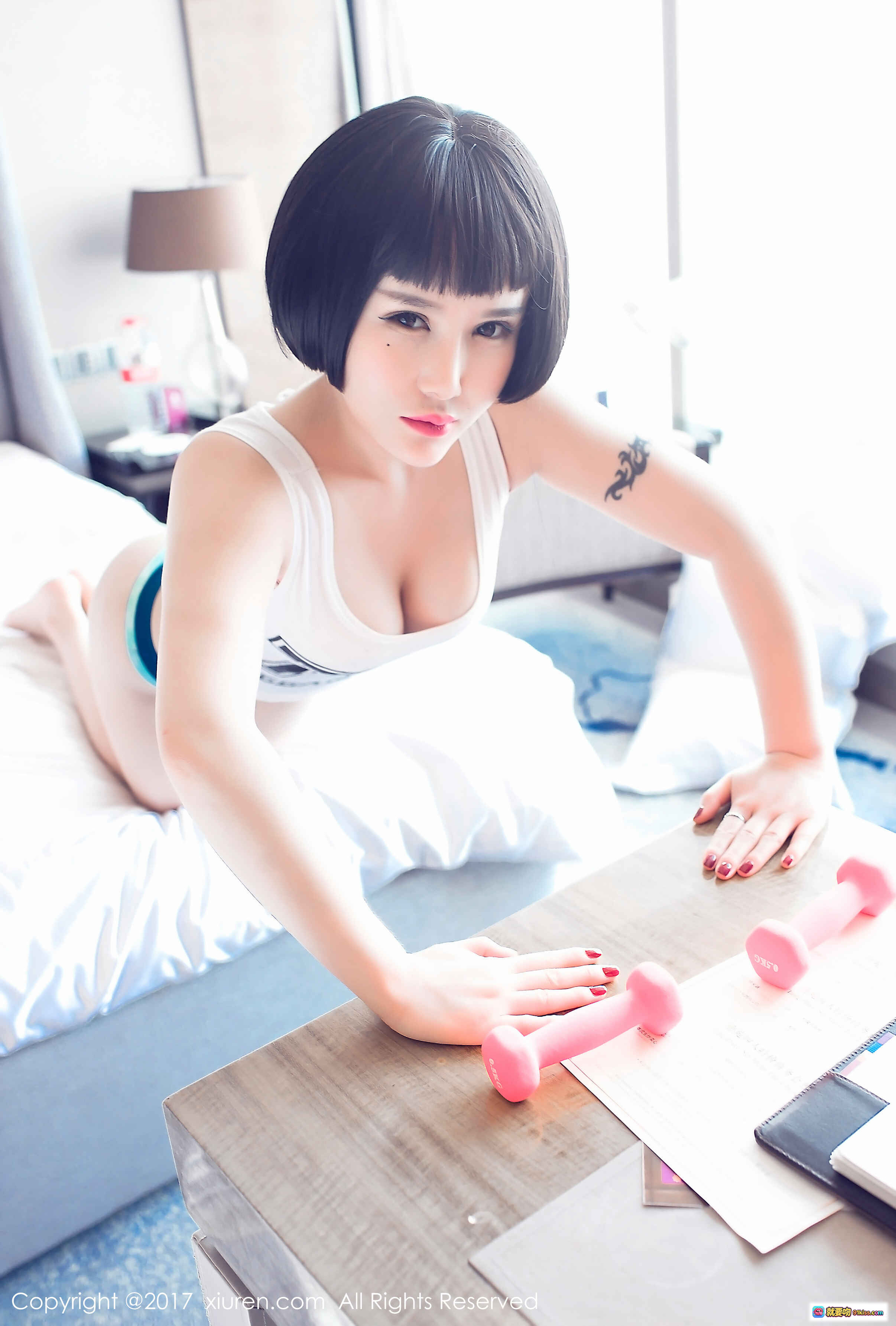 图片[1] - 佑熙短发健身写真｜白色运动背心+粉色哑铃｜秀人网No.794性感私房照 - 就要吻