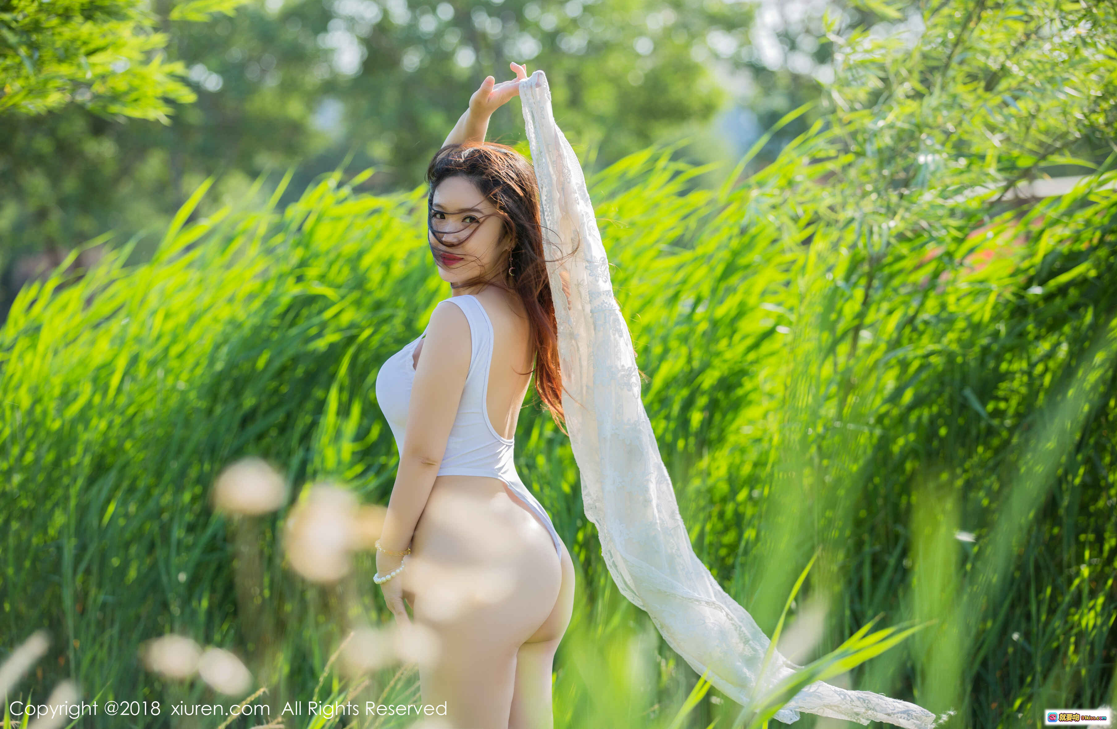 图片[2] - 西希白兔性感写真 | 白色连体衣草地外拍 | 秀人网2018精选高清图集 - 就要吻
