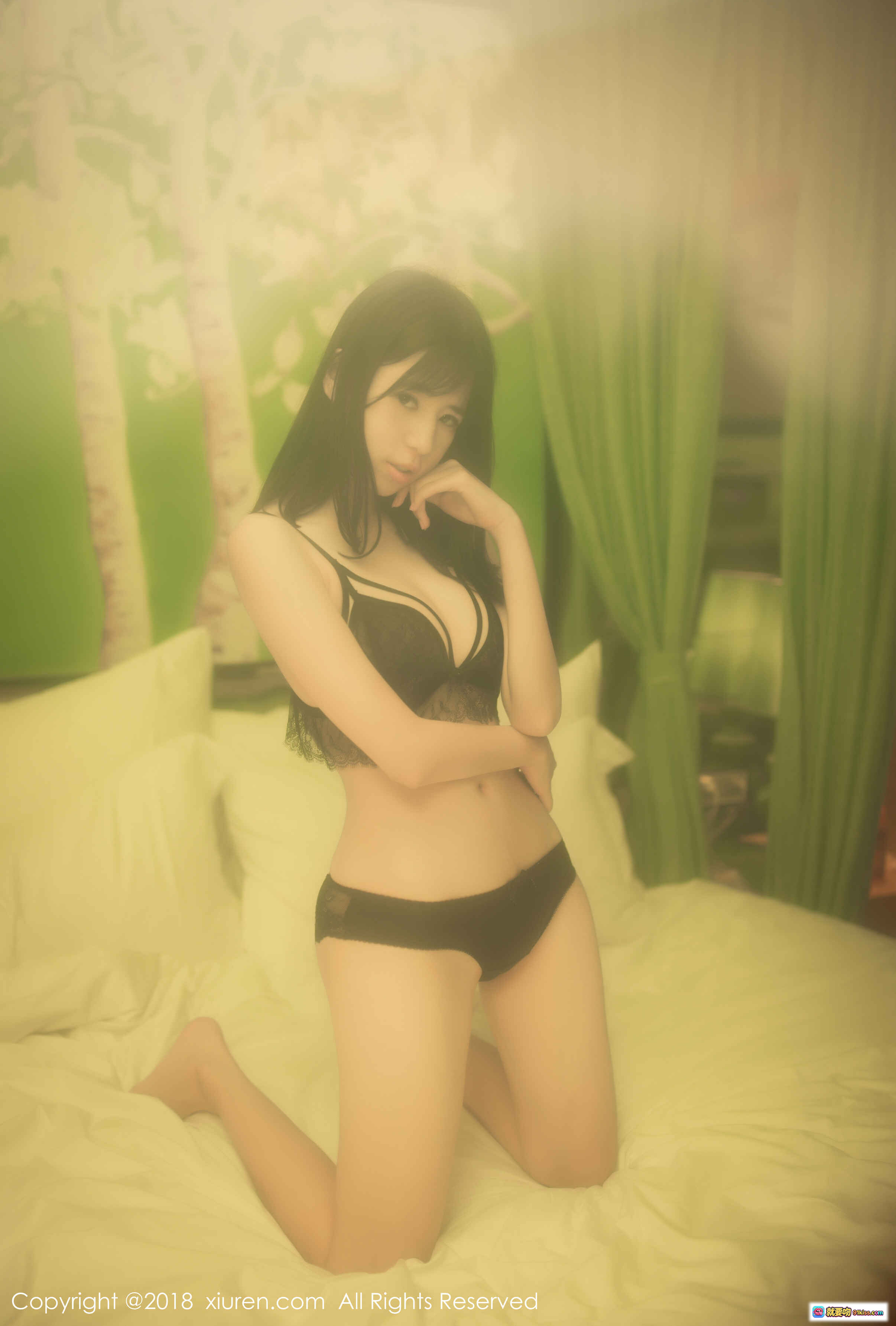 图片[2] - 艾栗栗户外清新写真｜粉色背带裤少女指树叶｜绿植花园自然风人像摄影 - 就要吻