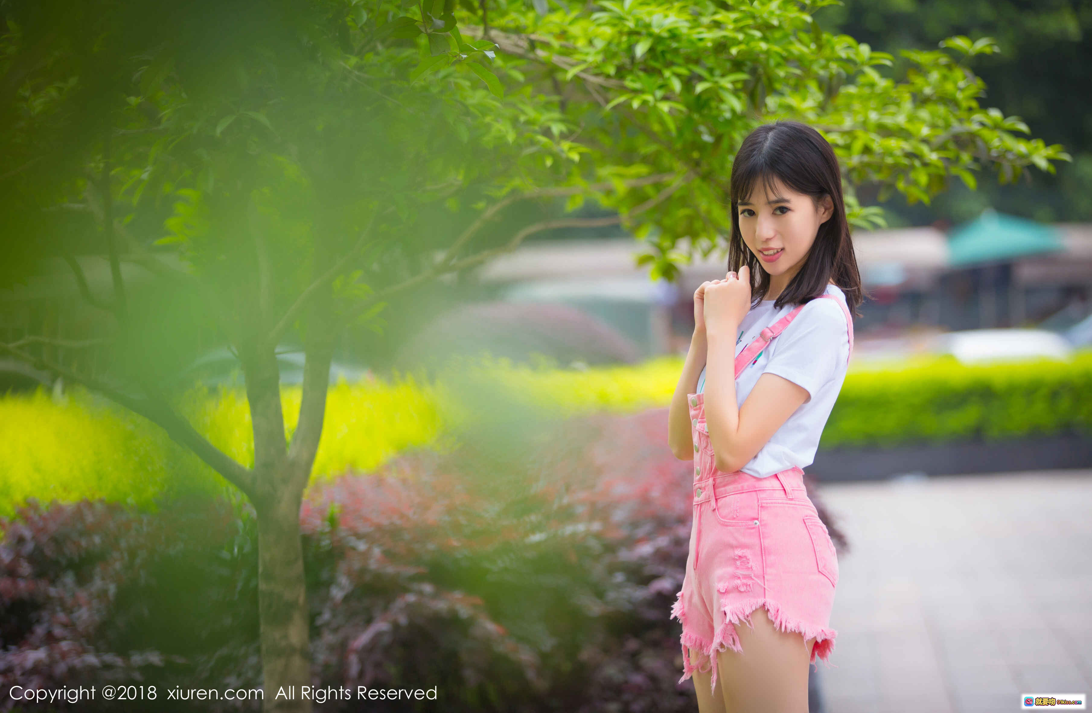 图片[3] - 艾栗栗户外清新写真｜粉色背带裤少女指树叶｜绿植花园自然风人像摄影 - 就要吻