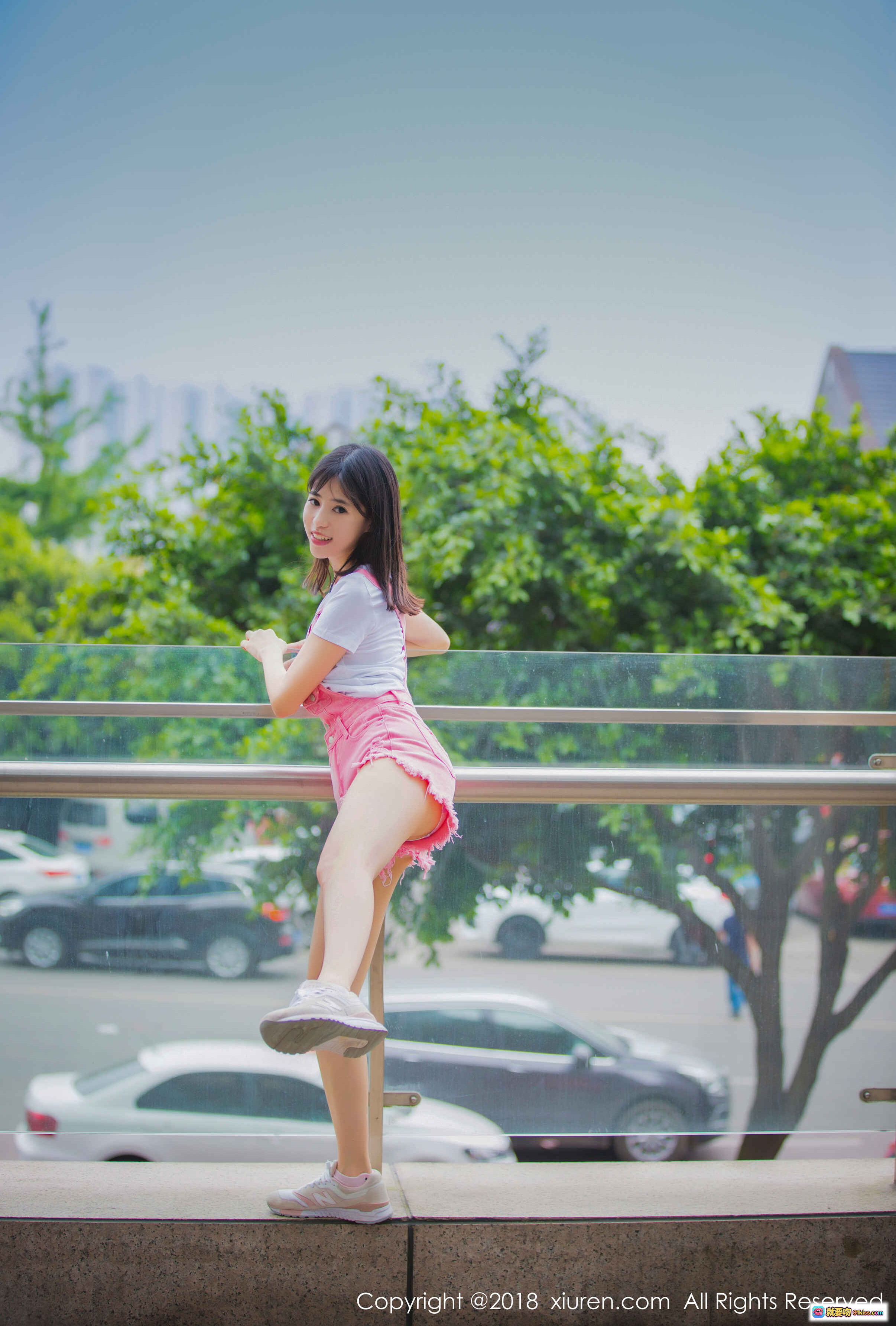 图片[5] - 艾栗栗户外清新写真｜粉色背带裤少女指树叶｜绿植花园自然风人像摄影 - 就要吻