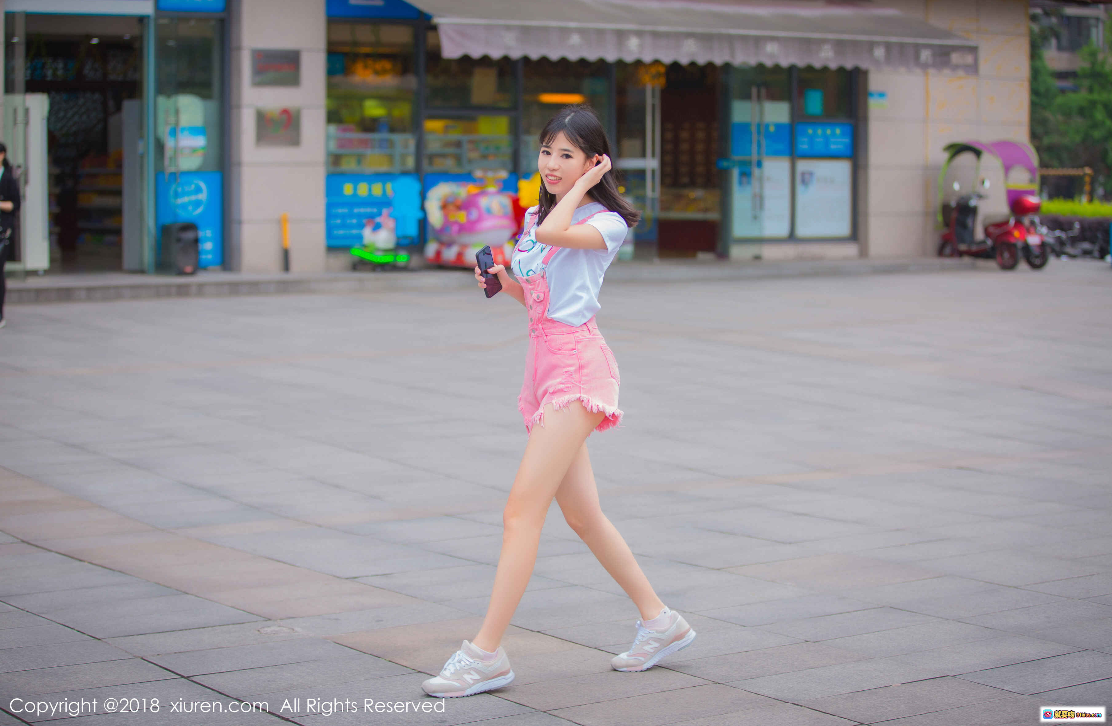 图片[4] - 艾栗栗户外清新写真｜粉色背带裤少女指树叶｜绿植花园自然风人像摄影 - 就要吻