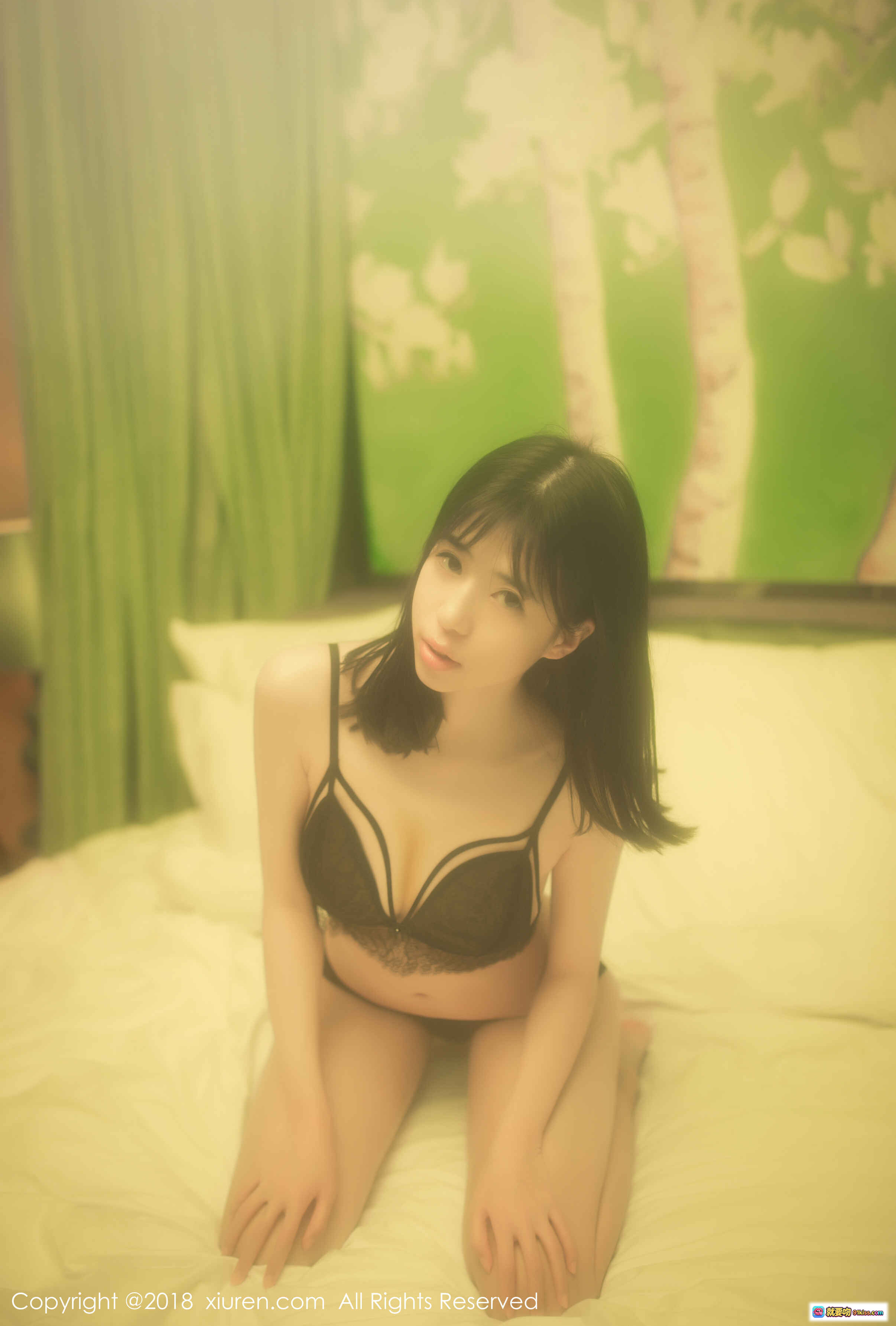 图片[9] - 艾栗栗户外清新写真｜粉色背带裤少女指树叶｜绿植花园自然风人像摄影 - 就要吻