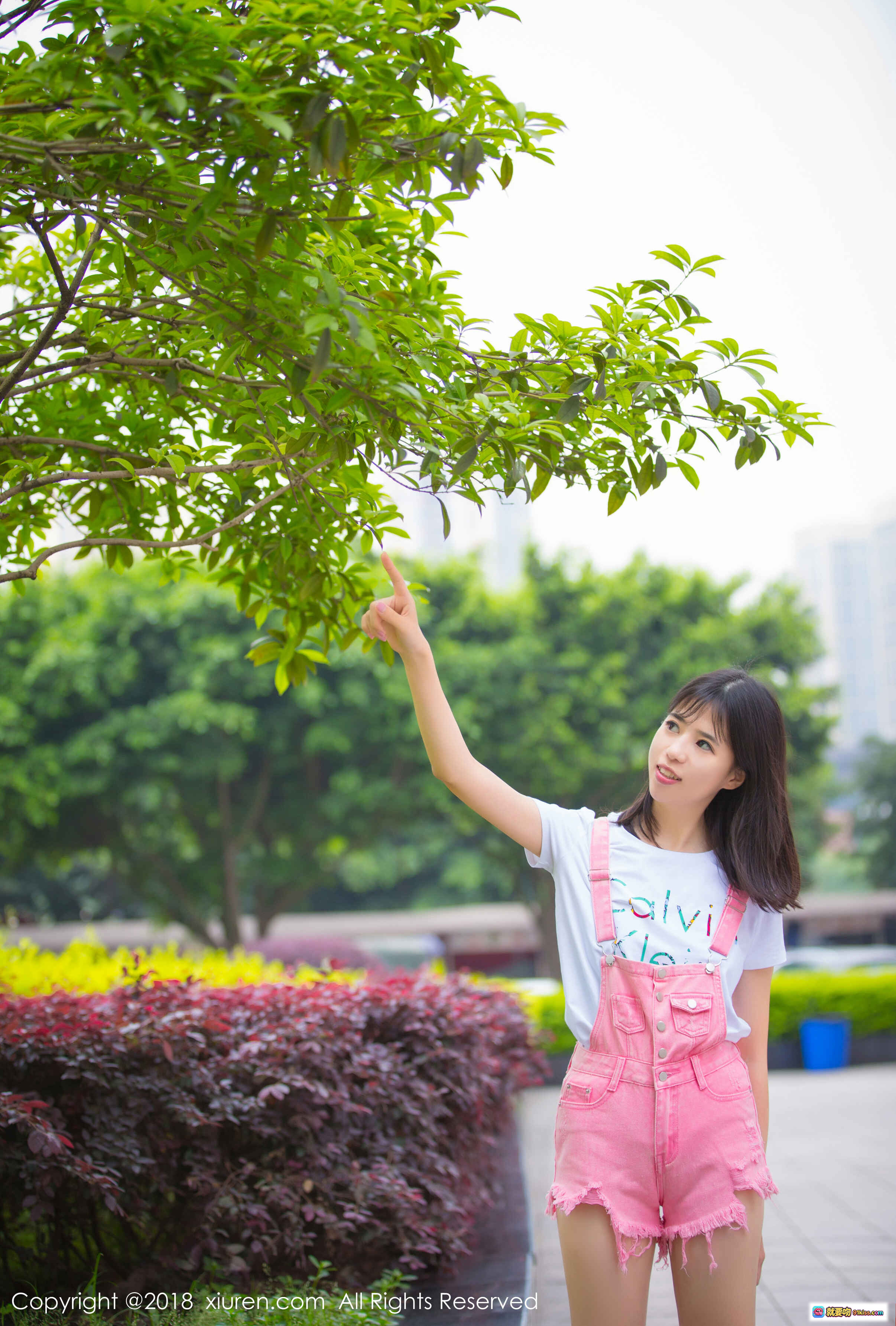 图片[1] - 艾栗栗户外清新写真｜粉色背带裤少女指树叶｜绿植花园自然风人像摄影 - 就要吻