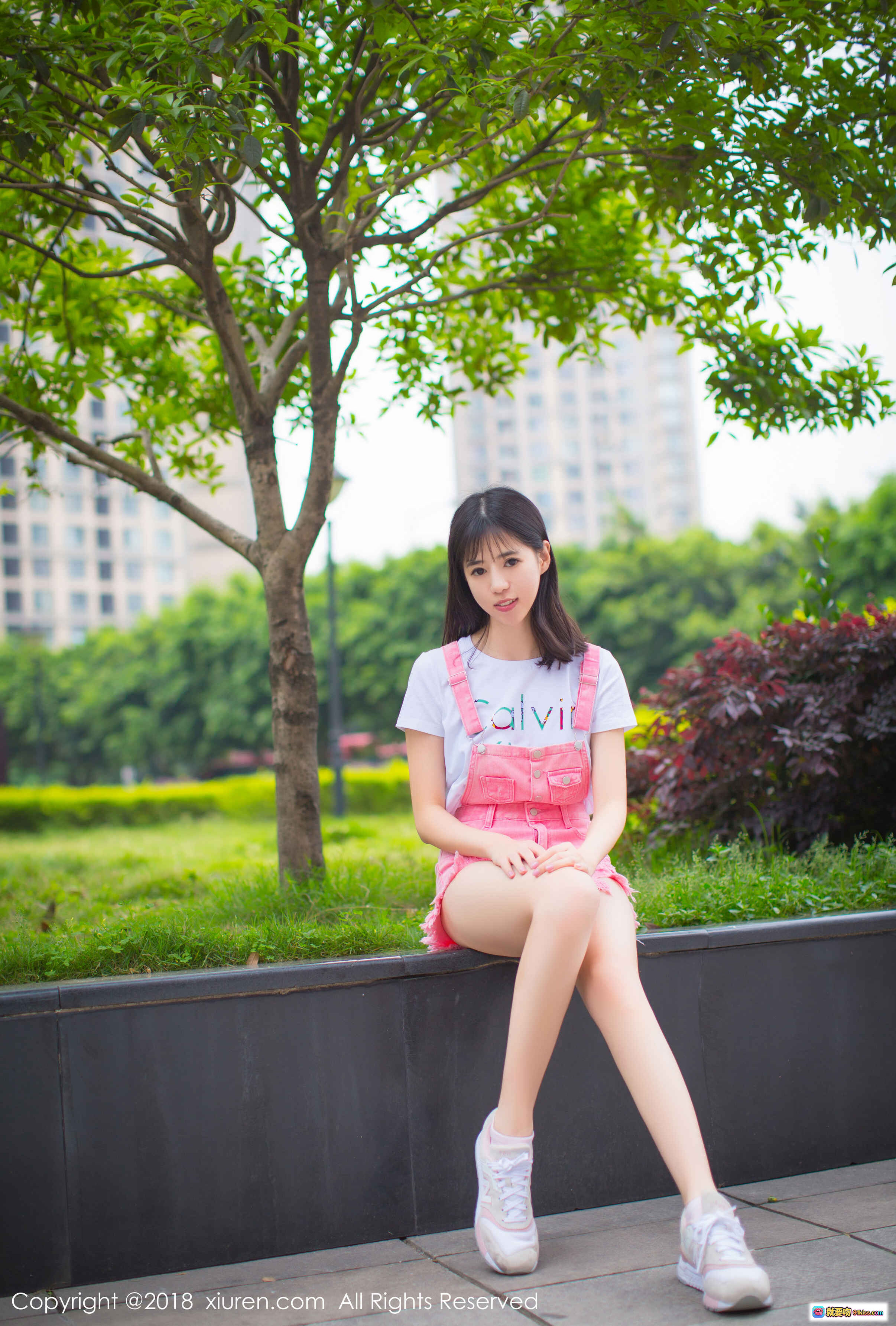 图片[6] - 艾栗栗户外清新写真｜粉色背带裤少女指树叶｜绿植花园自然风人像摄影 - 就要吻