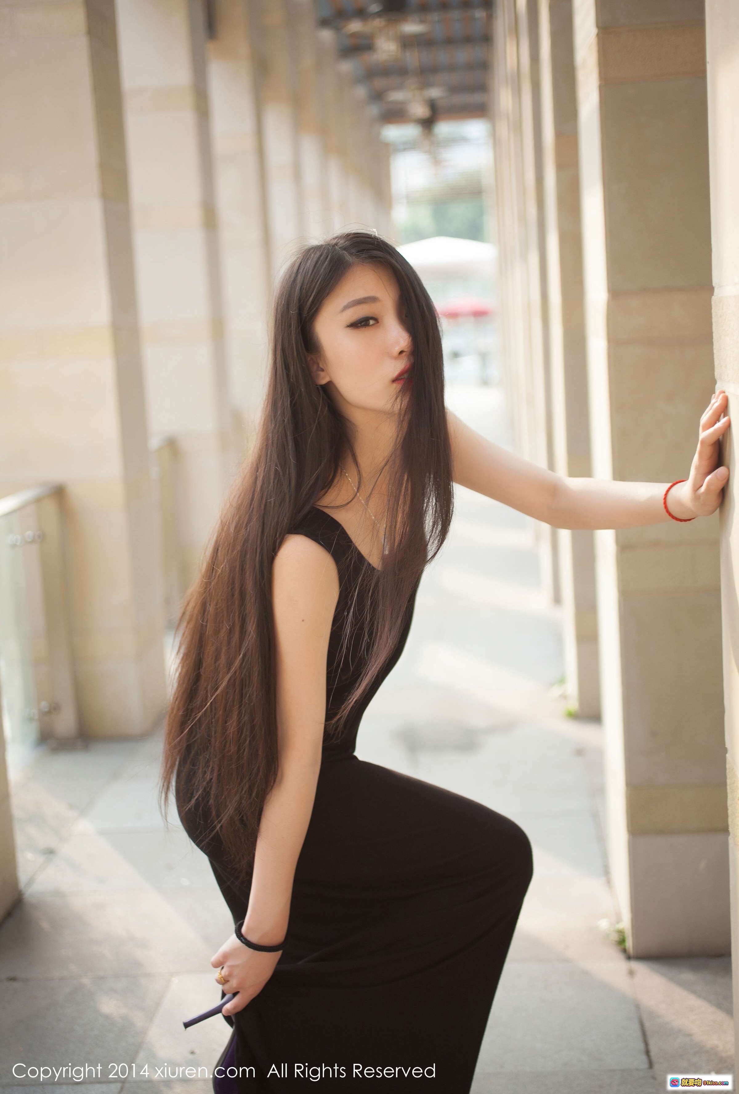 图片[1] - 战姝羽Zina黑色长裙优雅写真 | 秀人网2014外拍时尚人像 | 长发美女街拍姿态自然 - 就要吻