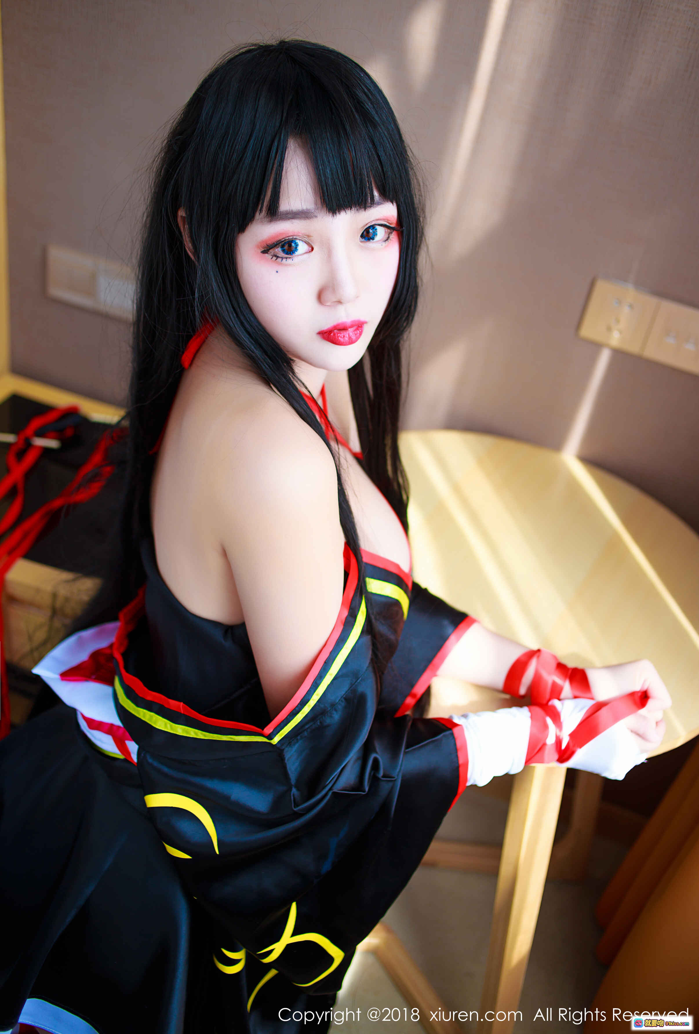 图片[7] - 米粒Cosplay黑红黄条纹露肩装 美女写真室内床边性感造型 2018秀人网No.1118高清图集 - 就要吻