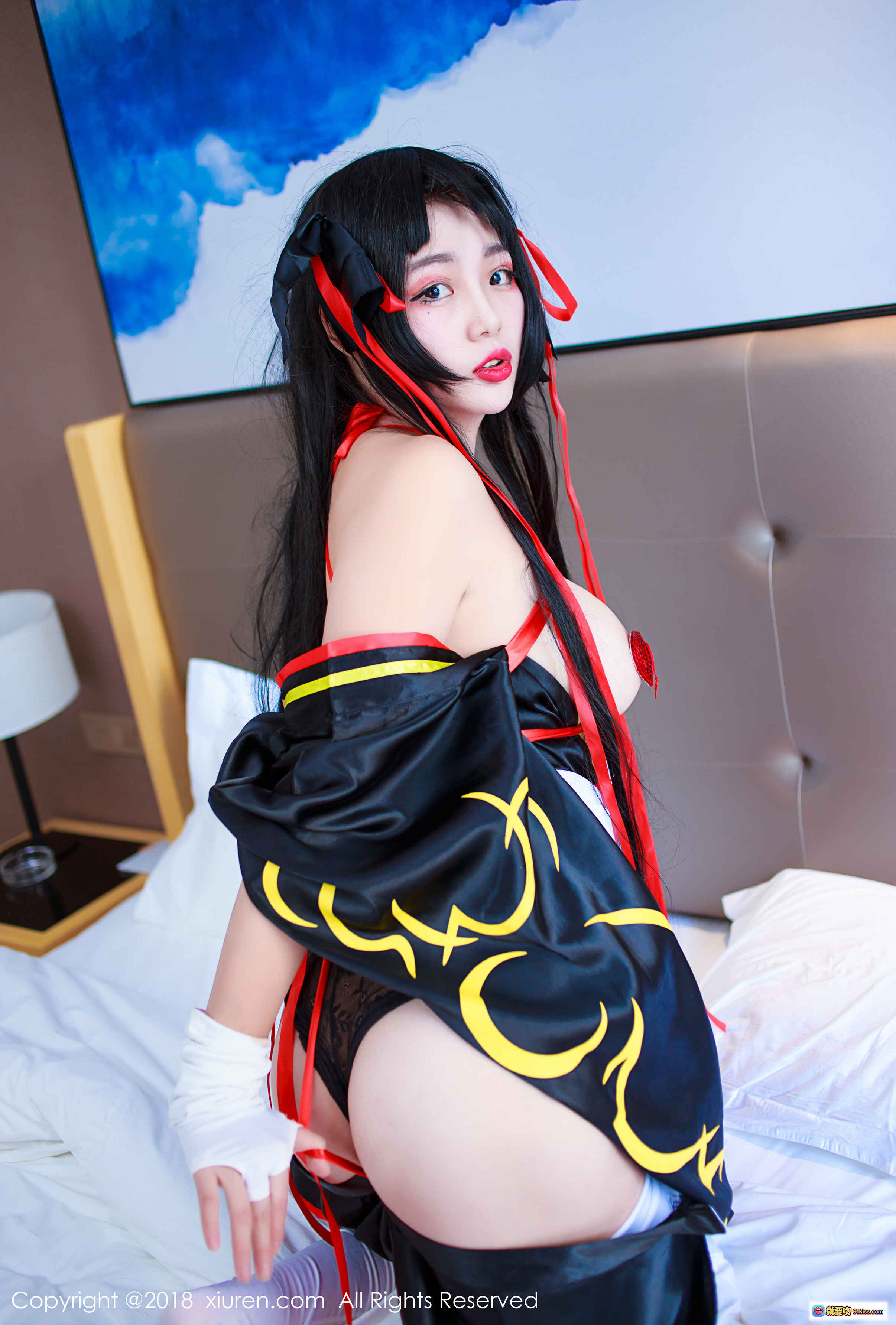 图片[2] - 米粒Cosplay黑红黄条纹露肩装 美女写真室内床边性感造型 2018秀人网No.1118高清图集 - 就要吻