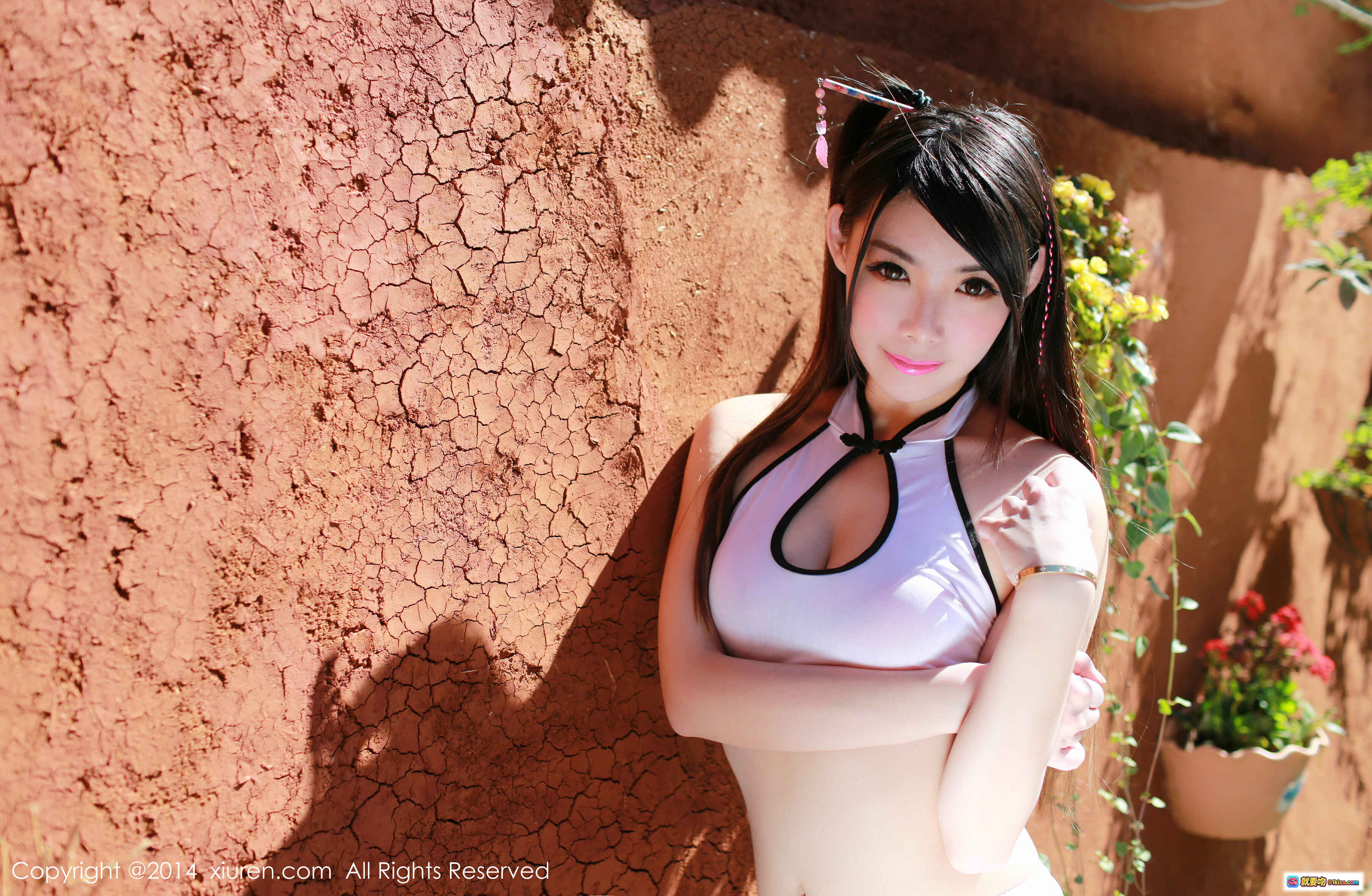 图片[7] - MARA酱性感写真 | 白色露脐上衣+短裤 | 红土墙背景 | 自然光户外拍摄 | 秀人网2014精选美图 - 就要吻