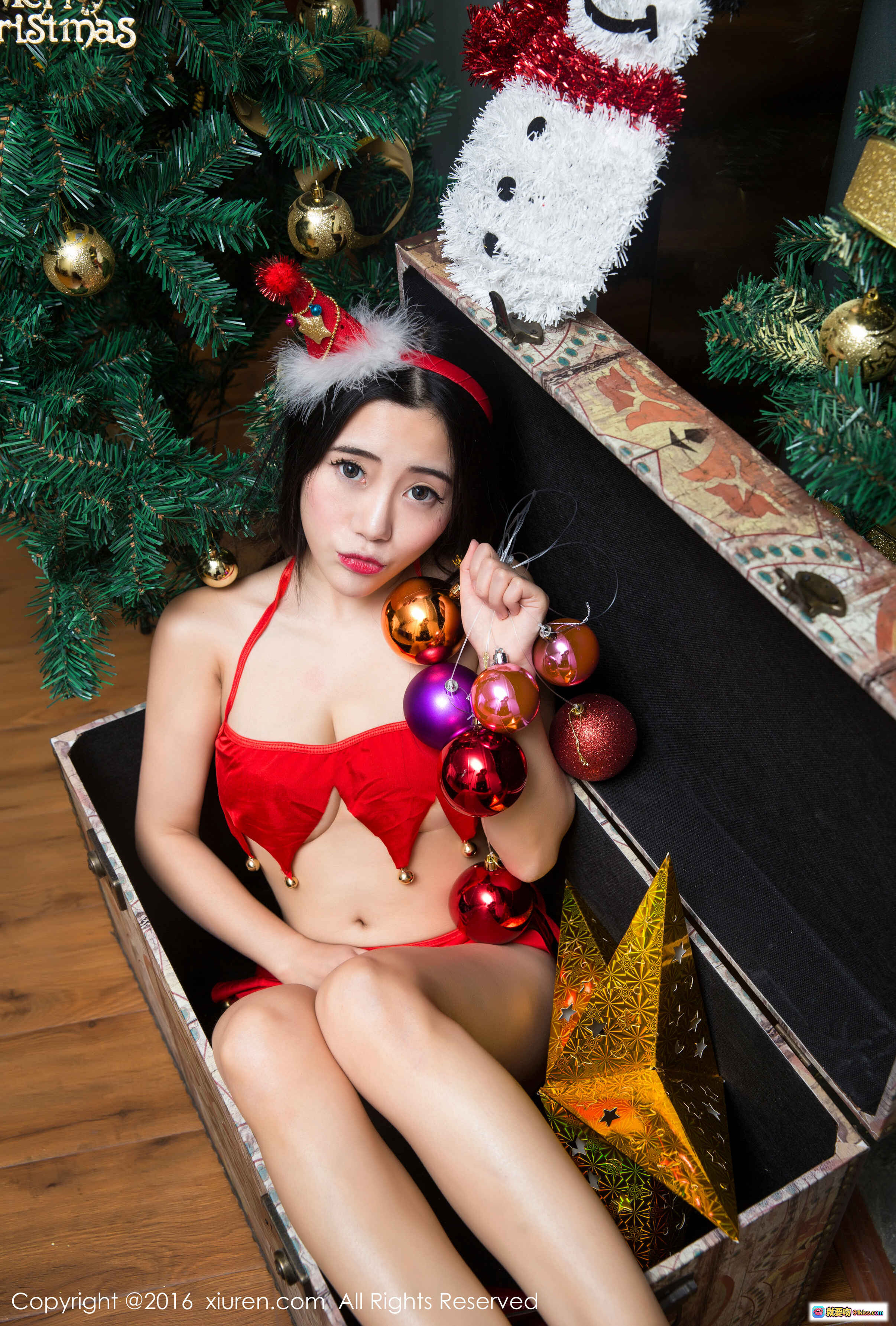 图片[9] - 圣诞主题写真：红裙美女戴鹿角头饰抱雪人玩偶，双圣诞树环绕，性感坐姿尽显节日氛围 - 就要吻
