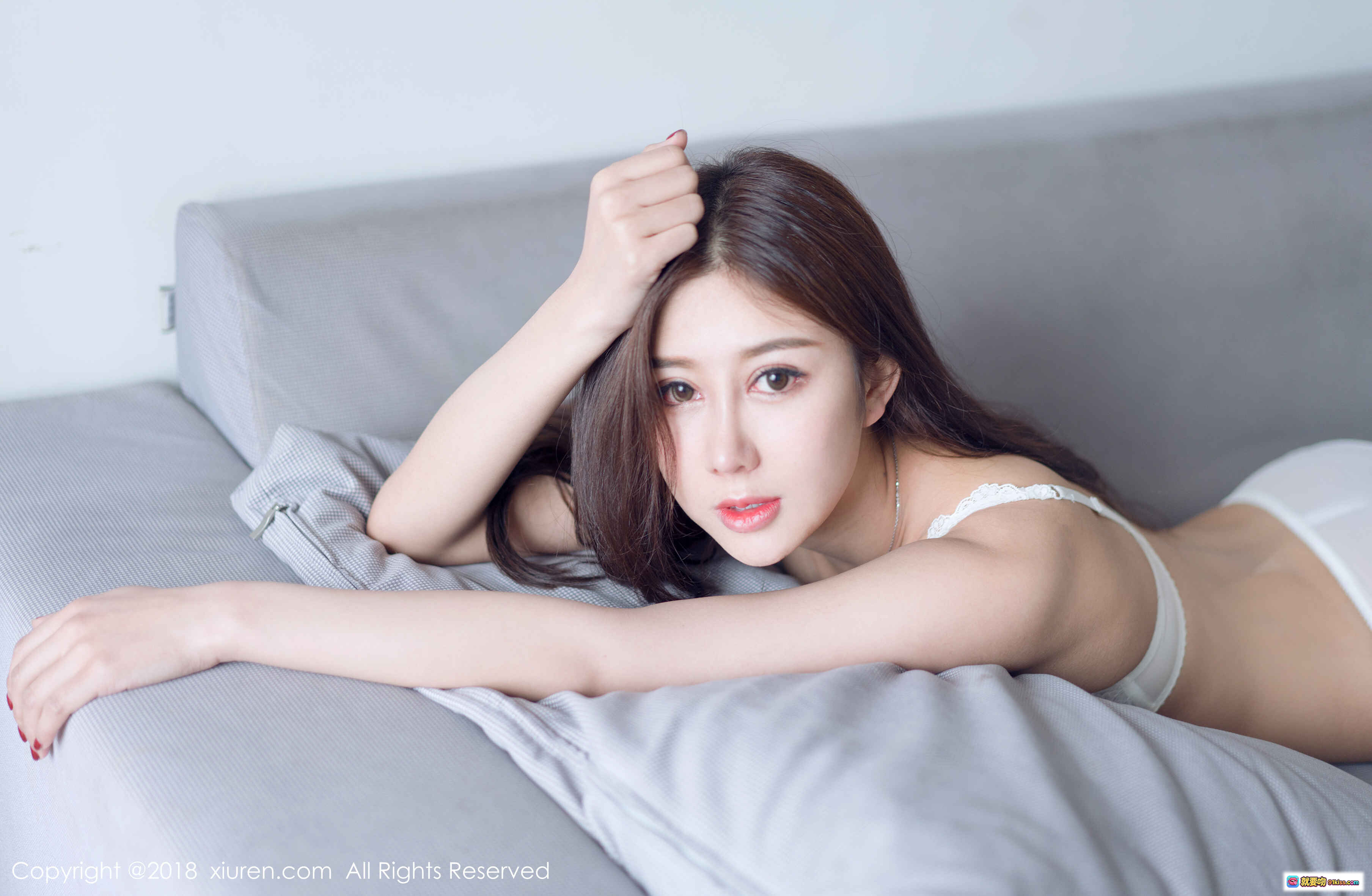 图片[5] - 晓梦may白色蕾丝内衣写真 – 秀人网2018性感私房美图 – 优雅坐姿沙发拍摄 - 就要吻