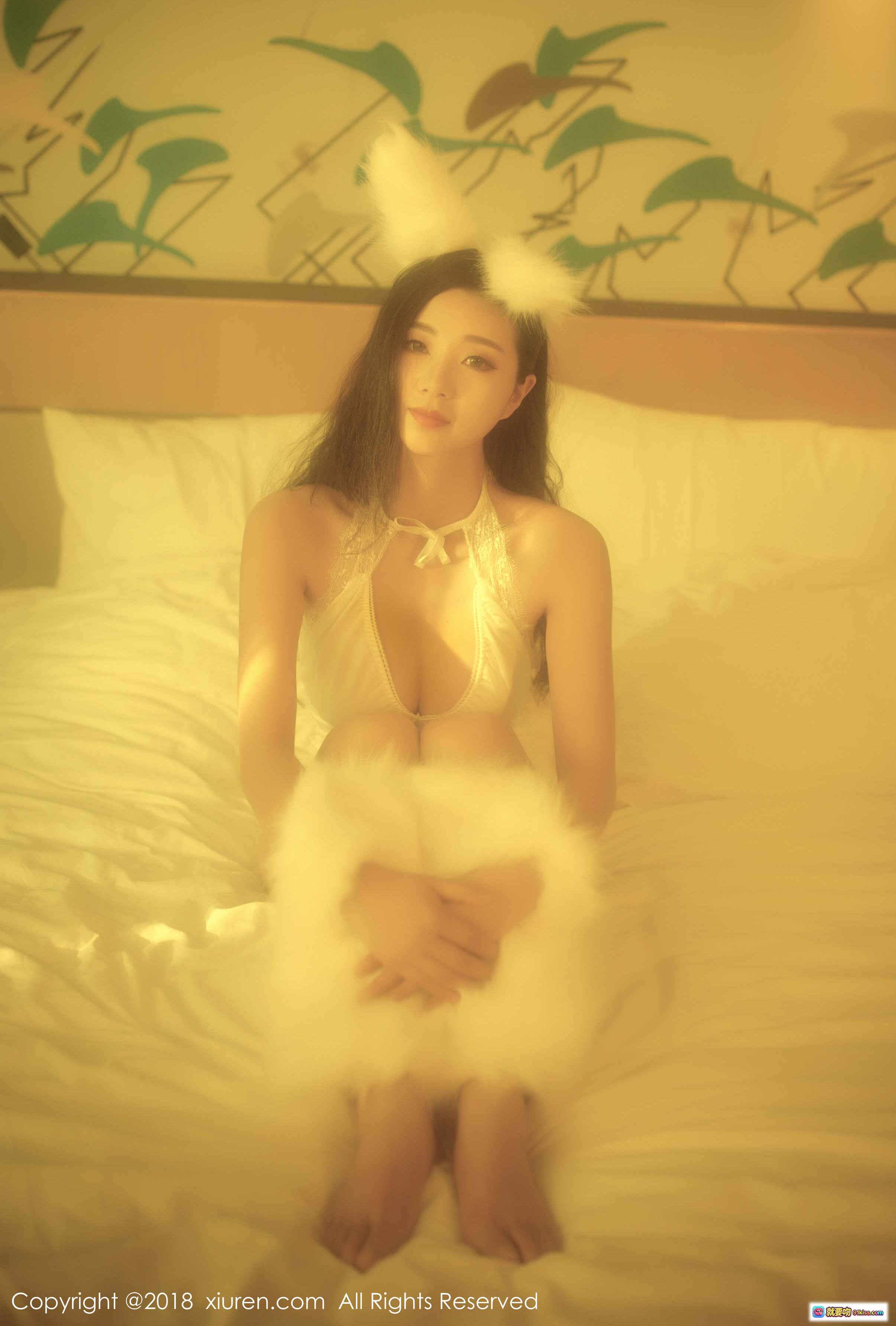 图片[1] - 宋KiKi兔女郎写真 | 白色蕾丝内衣+毛绒裙摆 | 温柔床照氛围感 | XIUREN秀人网2018精选美图 - 就要吻
