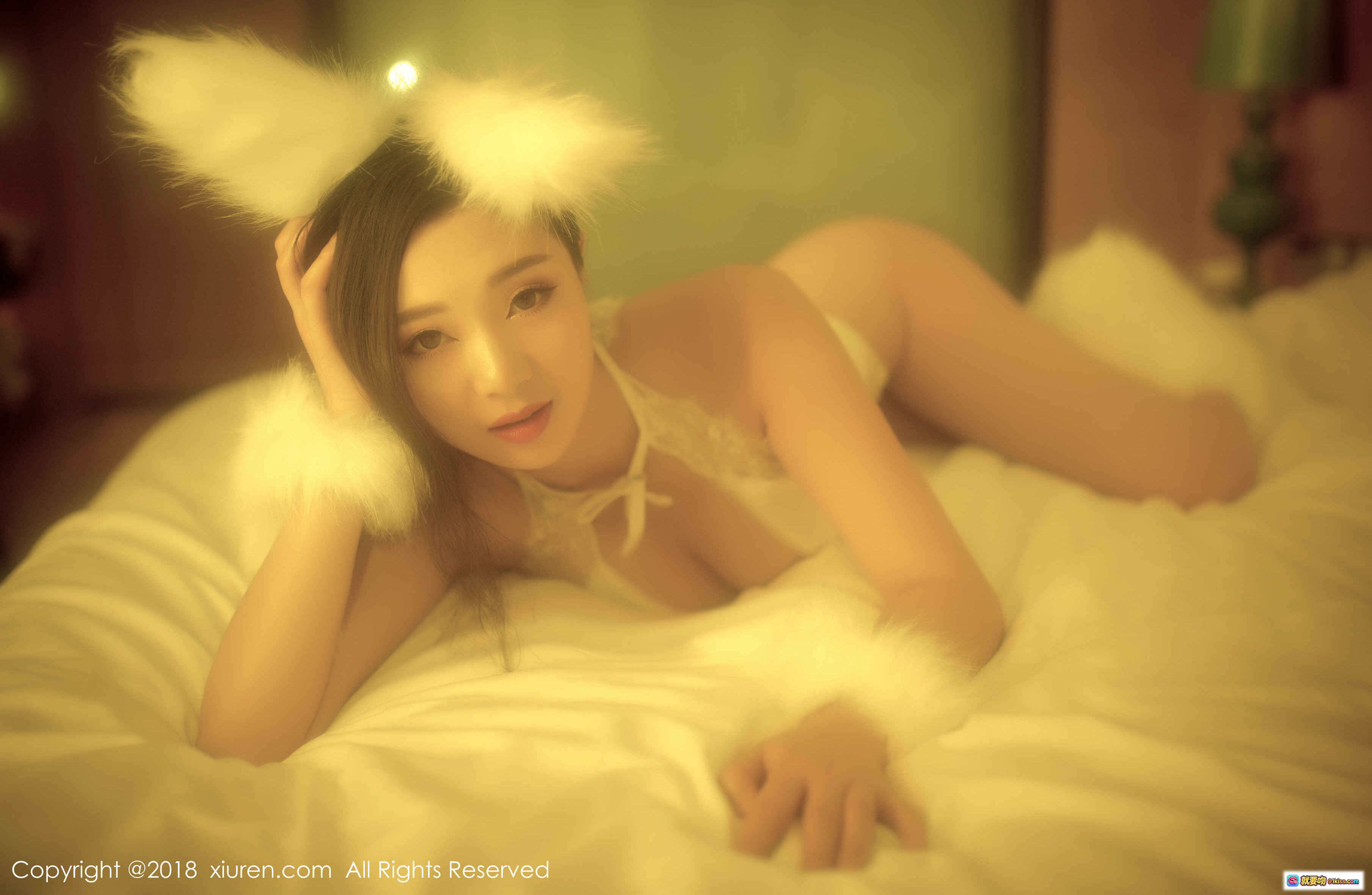 图片[3] - 宋KiKi兔女郎写真 | 白色蕾丝内衣+毛绒裙摆 | 温柔床照氛围感 | XIUREN秀人网2018精选美图 - 就要吻