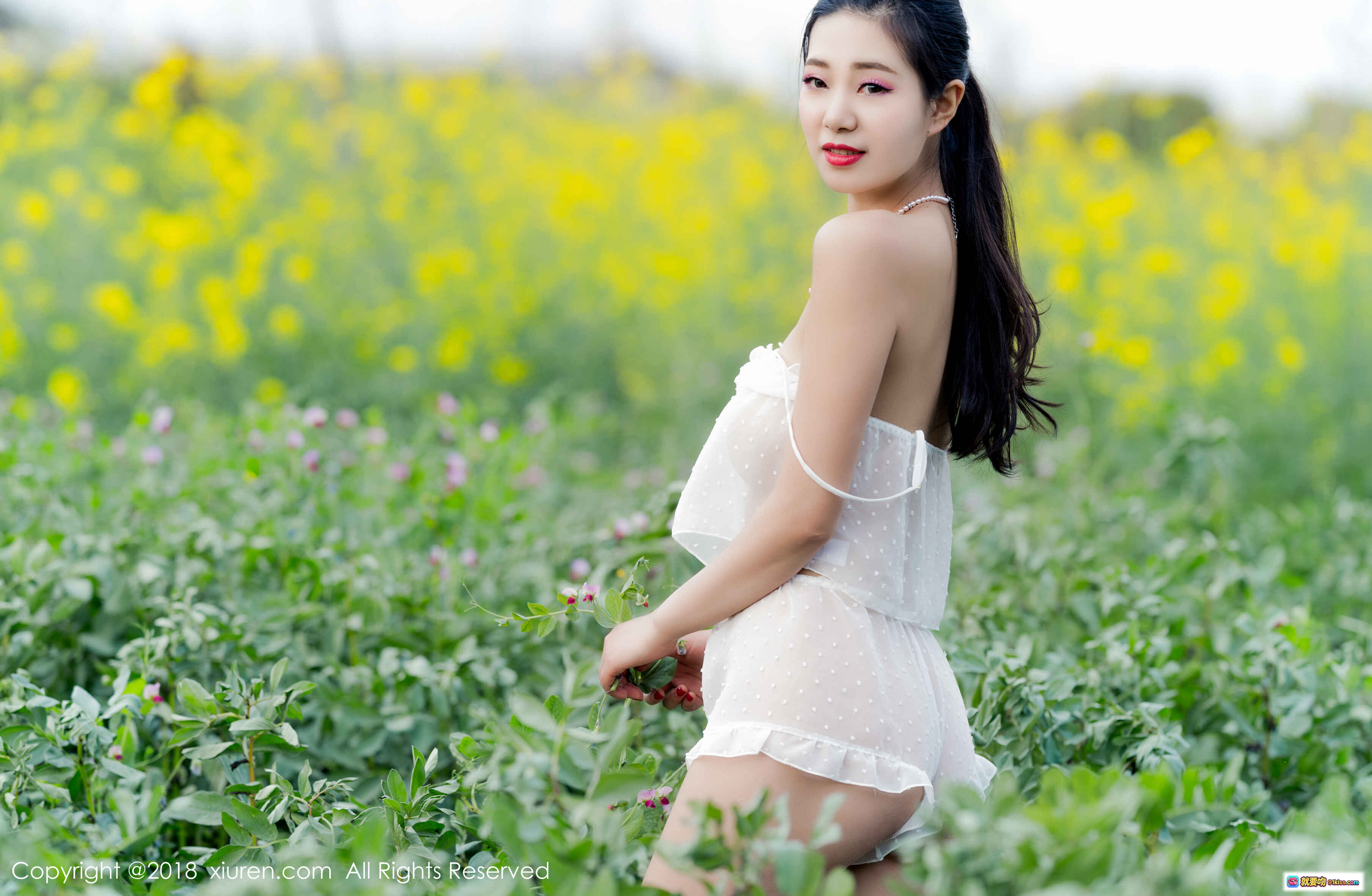 图片[7] - 宋KiKi田野写真｜白色蕾丝吊带裙+小白鞋｜自然光下清新美腿少女风 - 就要吻