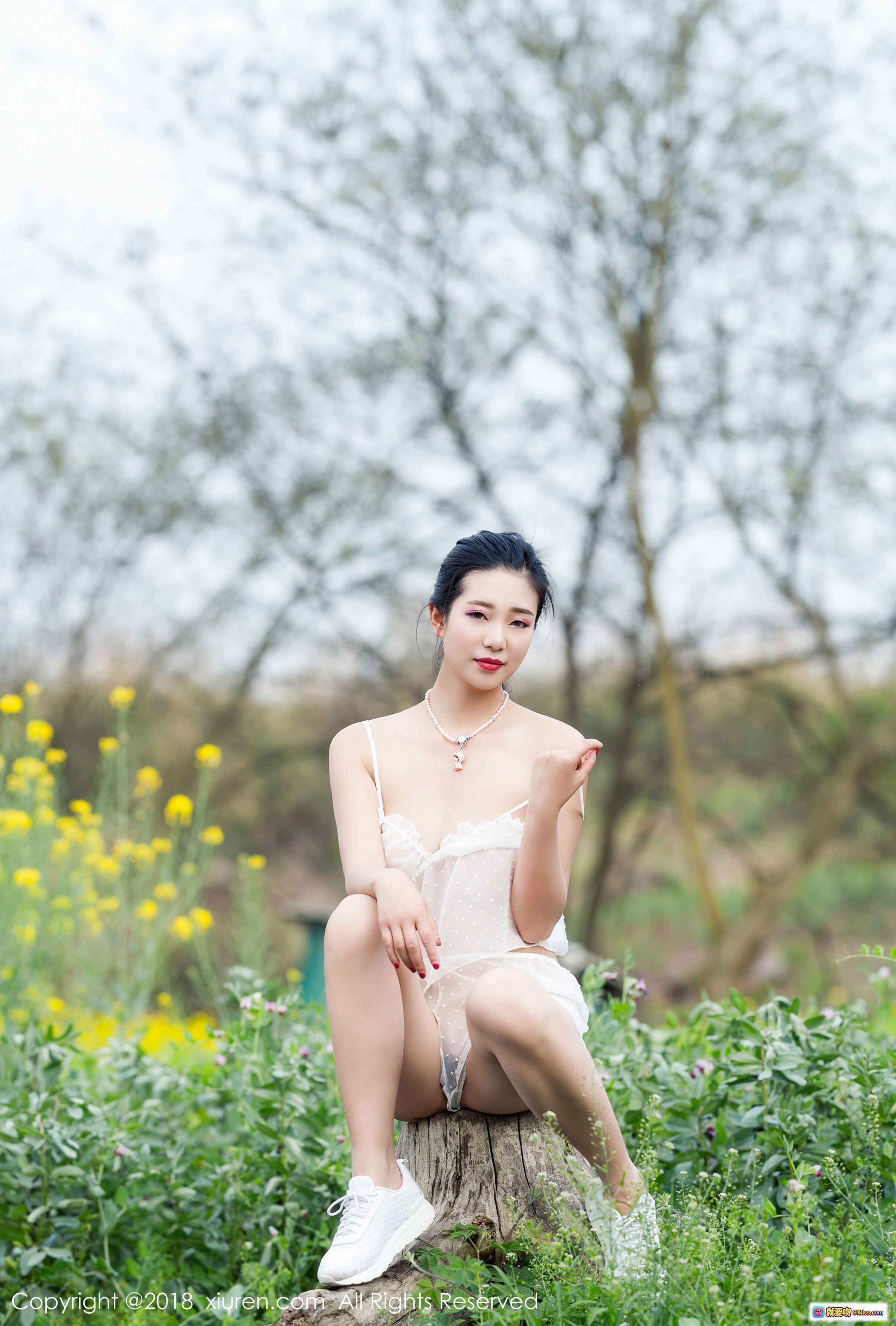 图片[3] - 宋KiKi田野写真｜白色蕾丝吊带裙+小白鞋｜自然光下清新美腿少女风 - 就要吻