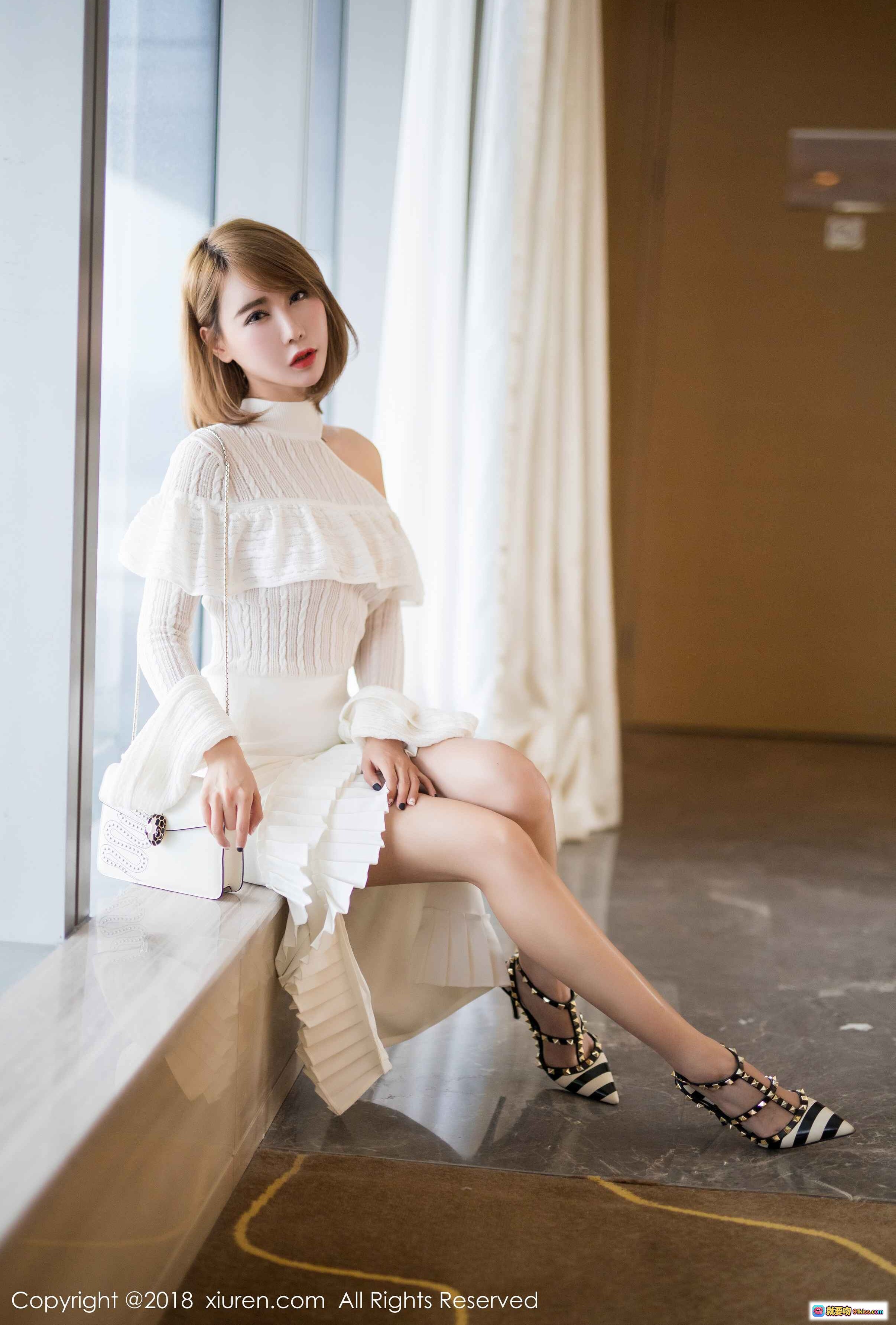 图片[1] - 楚恬Olivia白色露肩荷叶边连衣裙写真 | 高跟铆钉鞋优雅坐姿 | XIUREN秀人网2018.08.14 No.1121 - 就要吻