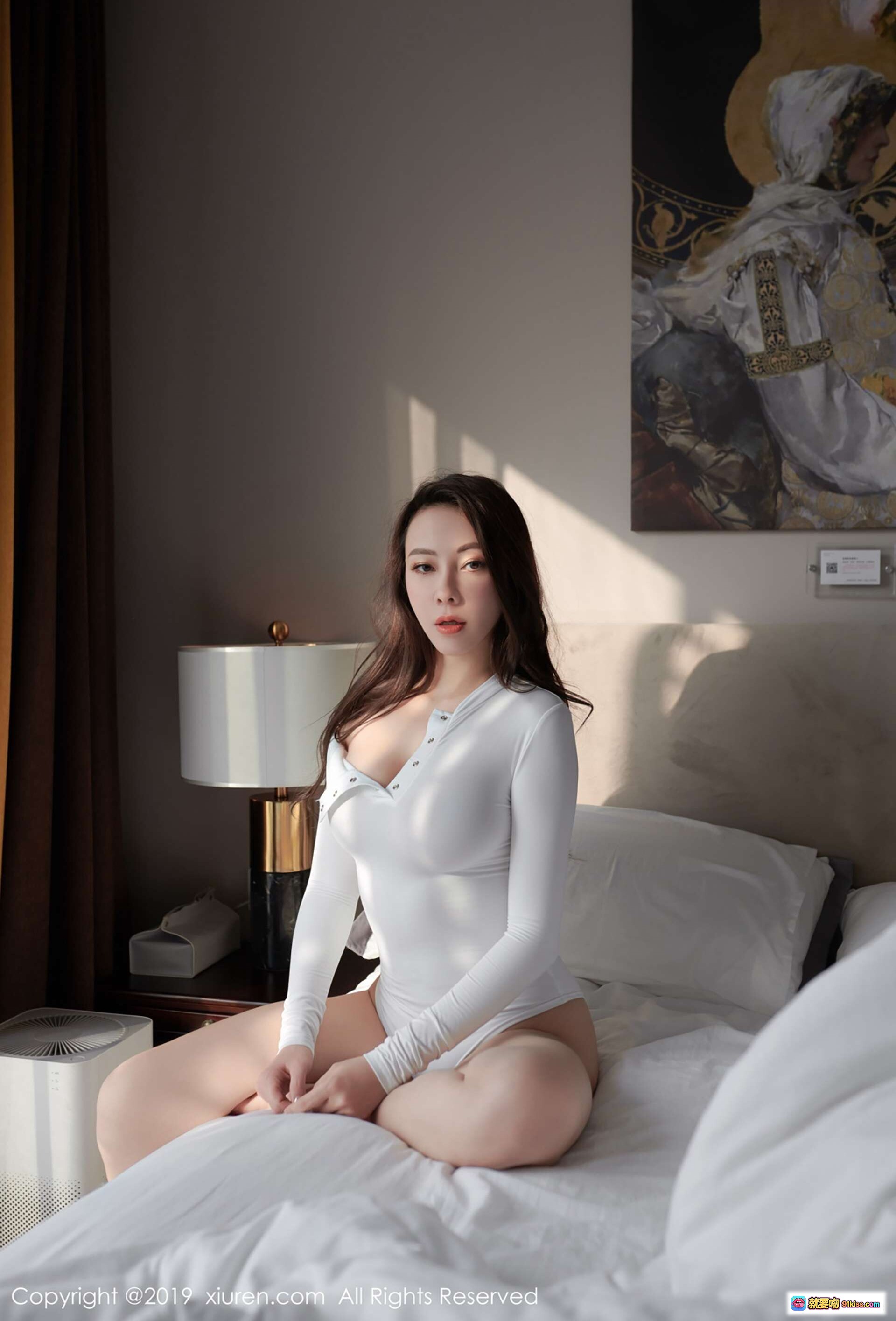 图片[1] - 果儿Victoria白色紧身衣私房写真 | 秀人网2019精选卧室光影美拍 | 优雅性感坐姿高清图集 - 就要吻